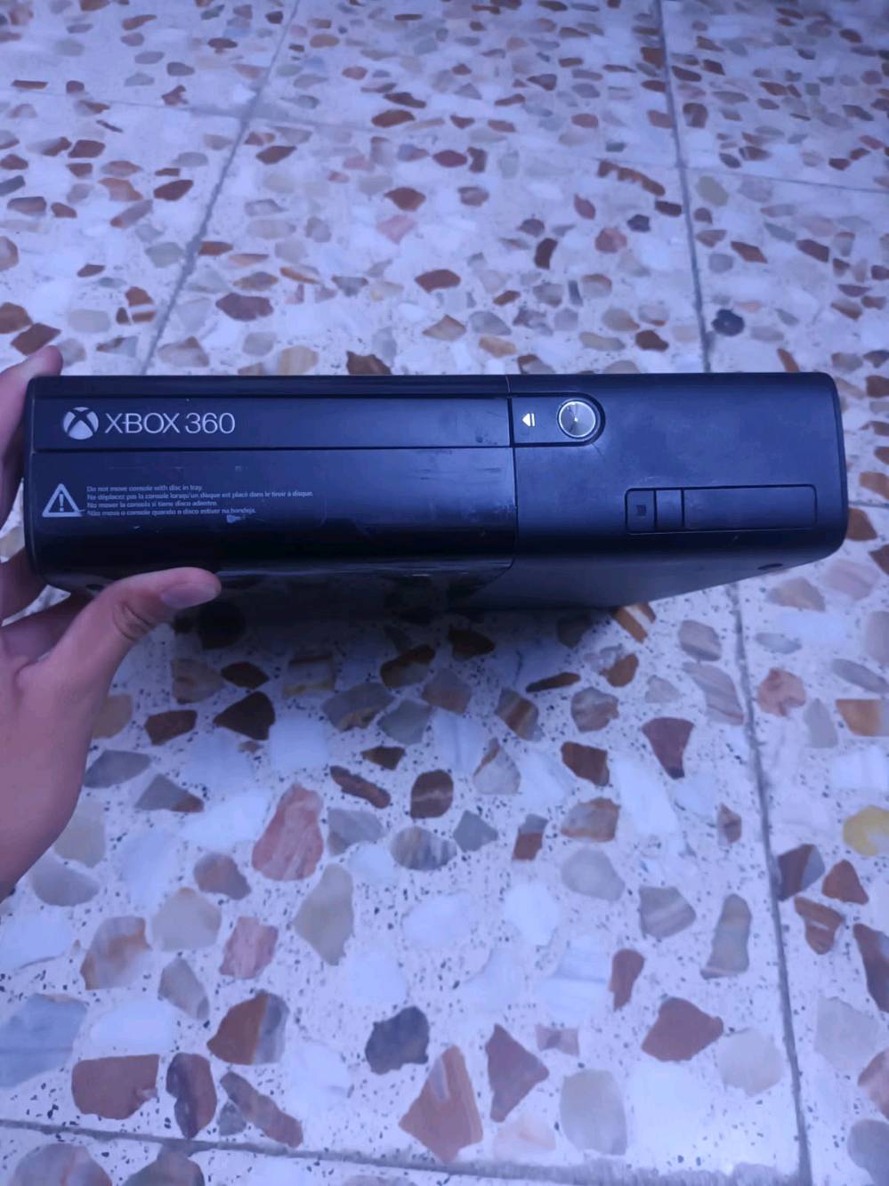 اكسبوكس 360E معه المحولة و ثلاث جوستك اثنين اصليه سعر80