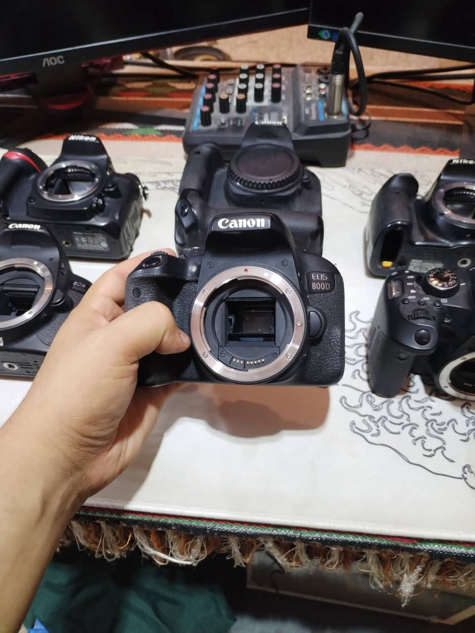 كامرات واغراض تصوير للبيع كلمن وسعرها 
كامرات: 

كانون 800D عدد 3 

كانون 700D عدد 1 

نيكون 3300 عدد 1 

نيكون 7000 عدد 1 

عدسه سكما 150-600 رياضي فتحه عدسه 5 

عدسه عين السمكه 

انستا 360 x3 اكشن 

اوزمو مبايل عدد 2 

كامره اوزمو عدد 1 

الشراي يراسلني او يتصل على الرقم ***********
