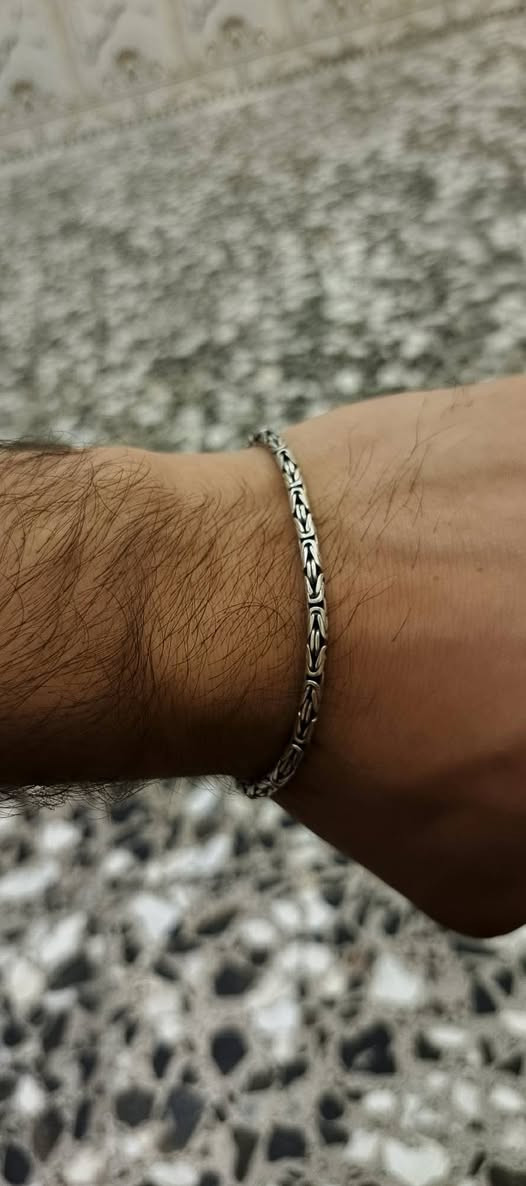 سلام عليكم سوارات ثنين فرعوني وزنهن ٢٣ونص غرام قفلهن ٧٠مكاني بغداد ام الكبر والغزلان ***********
