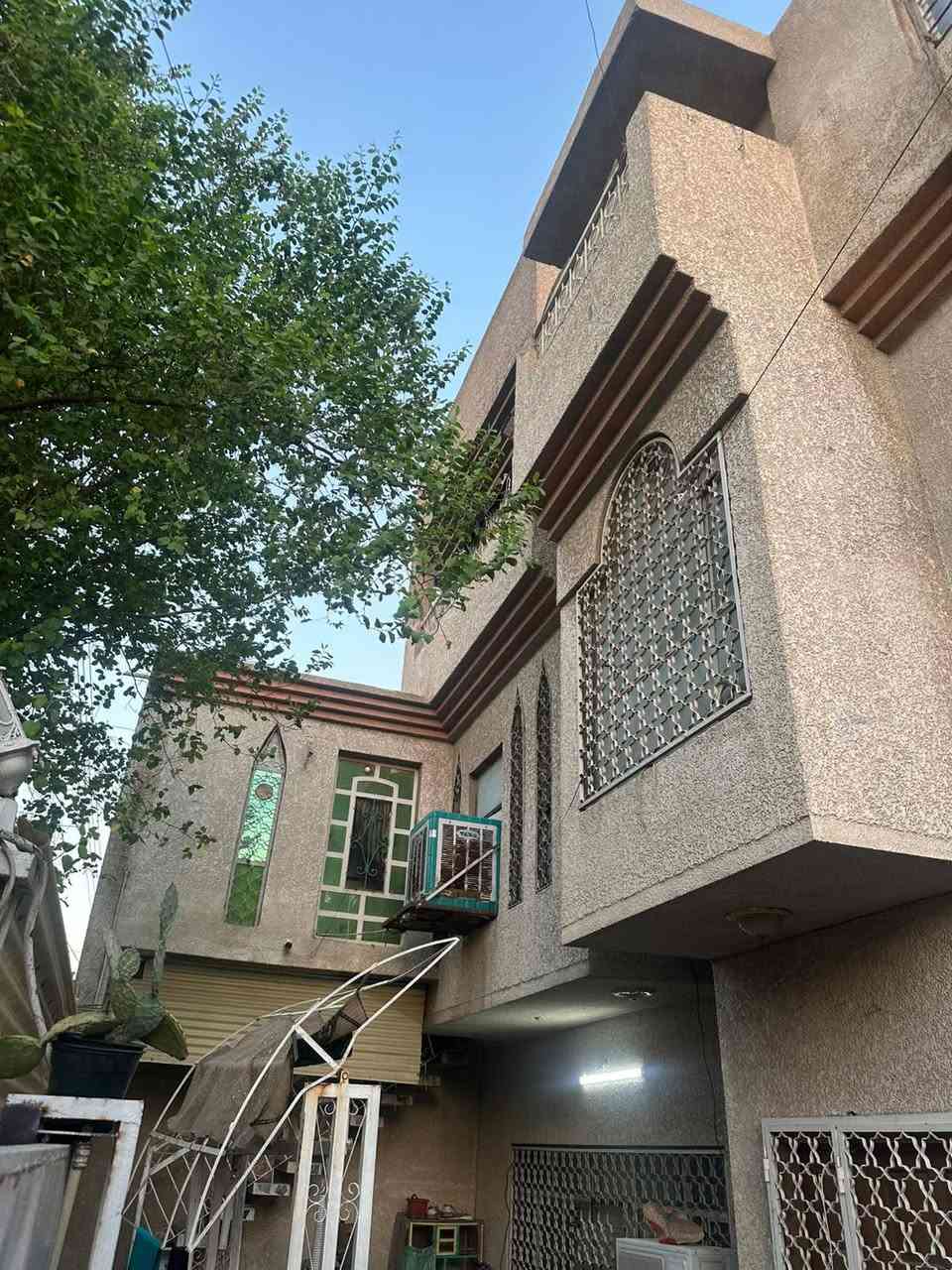 بيت للبيع
ثلاث طوابق يحتوي على شقتين معزولتين
الاولى غرفة نوم وصالة وحمام
الثانية غرفتان وصالة وحمام
مناسب لعائلة كبيرة
للاستفسار الاتصال بالرقم
+964 771 299 6115
