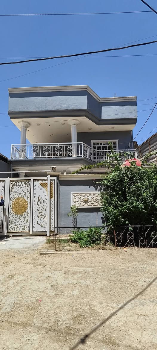 ياالله بيت مساحه 200مترطابو زراعي سند 25 تحويل سهم 
يحتوي على غرف نوم 5وستقبال ومطبخ وصاله وصحيات داخليه وخارجيه وگراج سياره خدمات كامله العنوان طوريج خلف ابو هاشم   
معروض لدى مكتب بيروت للعقار الكائن في طوريج حي الجمعيه  
لاستفسار ***********++***********
