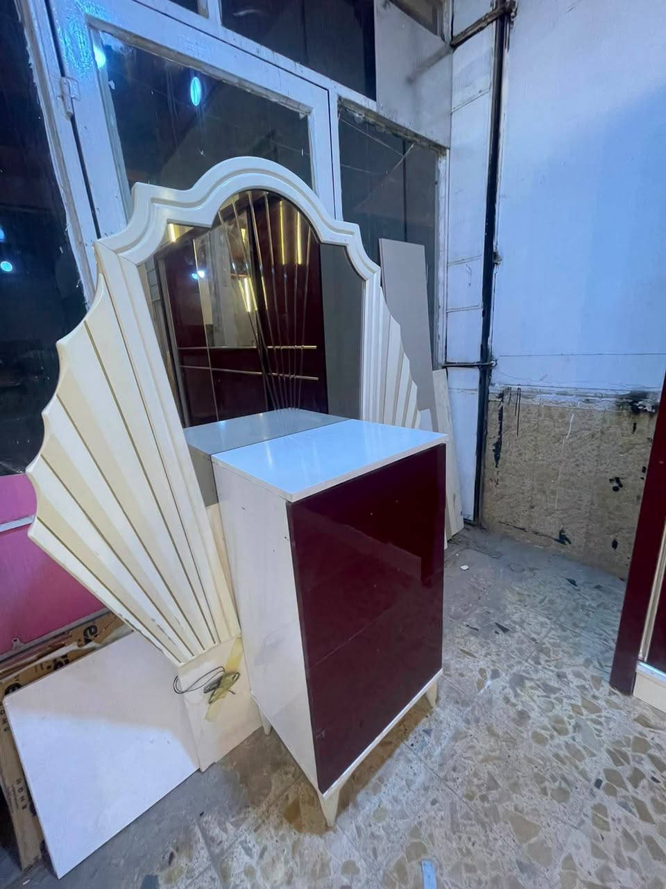 اللهم صل على محمد وال محمد 

عرض خاص 
350 الف فقط 
غرفه نوم كنتور نظام سلايد 
نضافه جيده بسعر مناسب يشمل النقل والشد الطابق الارضي داخل محافظة النجف الاشرف 
***********
