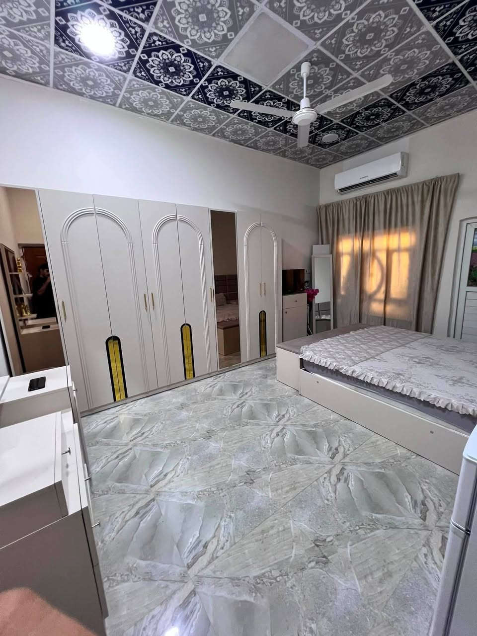 بيت للبيع   في منطقه الصخيين قرب نزله الشريف 
مساحه ٤٠٠ متر 
صنف البيت زراعي مشمول بالتطويب بي وصل من المجلس البلدي والبلدية 
بيت جديد غرفتين نوم وحده سويت ووحده عاديه 
صاله ومطبخ حار وبارد 
كراج يسع ٣ سيارات 
حديقه جبيره 
يبعد عن الشارع السايدين ٥٠ متر 
للاستفسار الاتصال على الرقم 
***********
