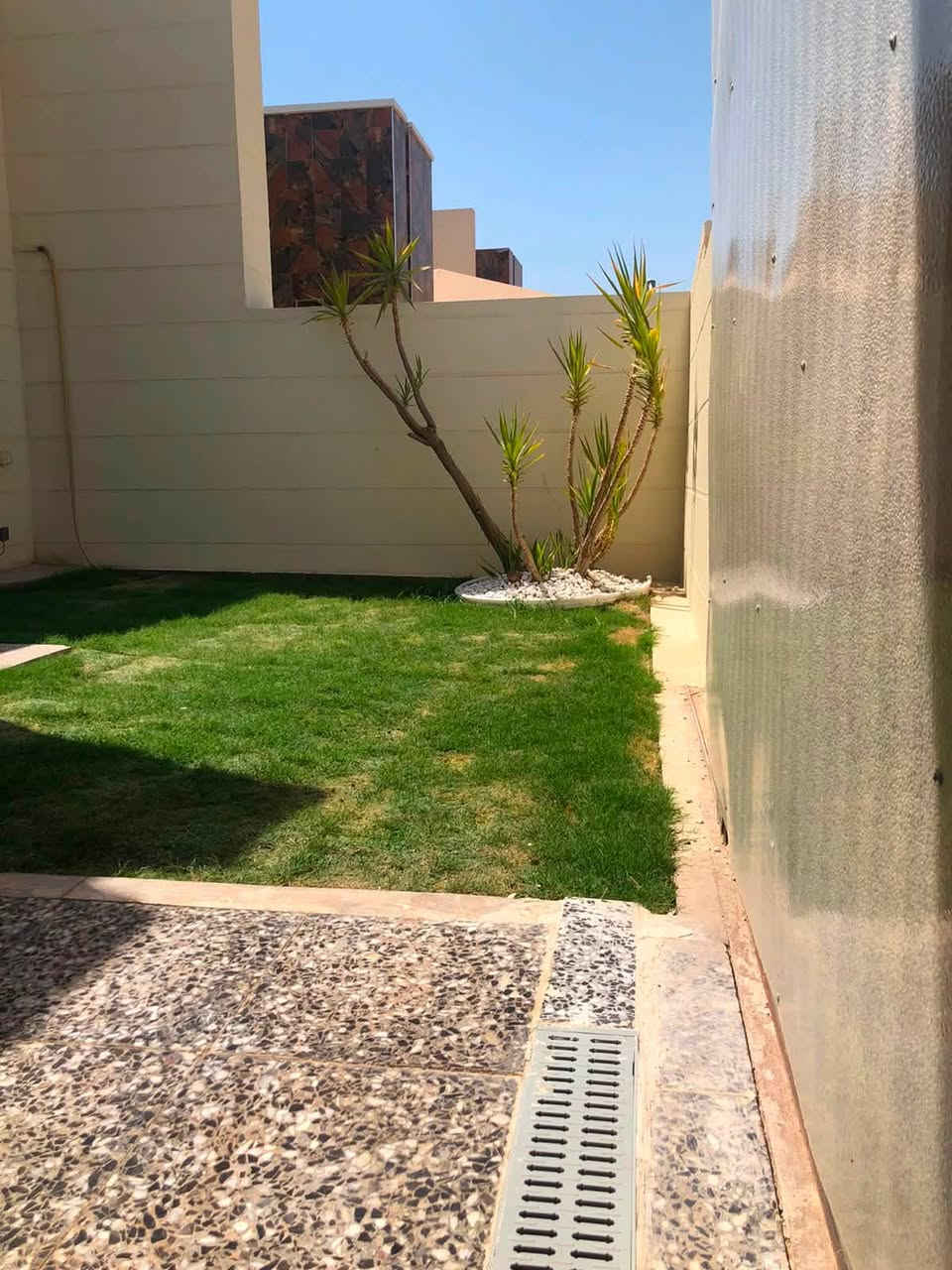 السلام عليكم ورحمة الله وبركاته
منزل 🏠 ٢٠٠ متر , طابق ونصف 
يحتوي على ٣ غرف نوم 
وصاله استقبال صحيات
حديقة وكراج سياره 
جاهز للسكن استلام مباشر 
مدينة جوهرة بغداد 
مجمعات حوراء بغداد السكنية 
الدورة الزنبرانية على سريع الدورة يوسفية الجديد 
الاتصال على الرقم 
***********
