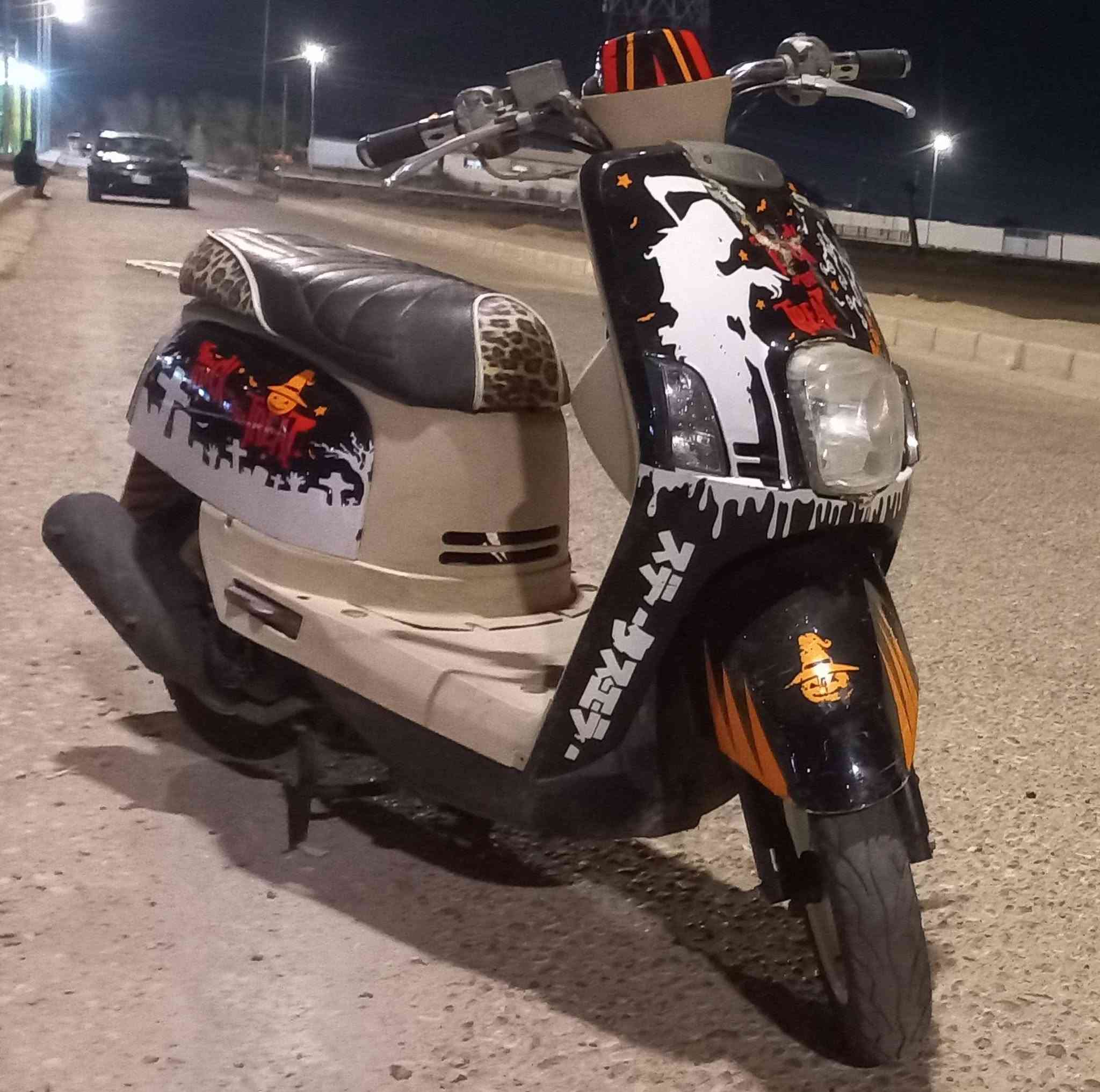 السلام عليكم
ماكس(بوليسي) للبيع 

مكينتها ما مفتوحه 
                             الوشم الي عليها بلادي 
ويلات لون ابيض 

بيها كسر بالكفر الامامي ومصلح
الدراجه نظيفه 
عنواني ميسان الكحلاء 
*********** 
السعر راسلني وتدلل
