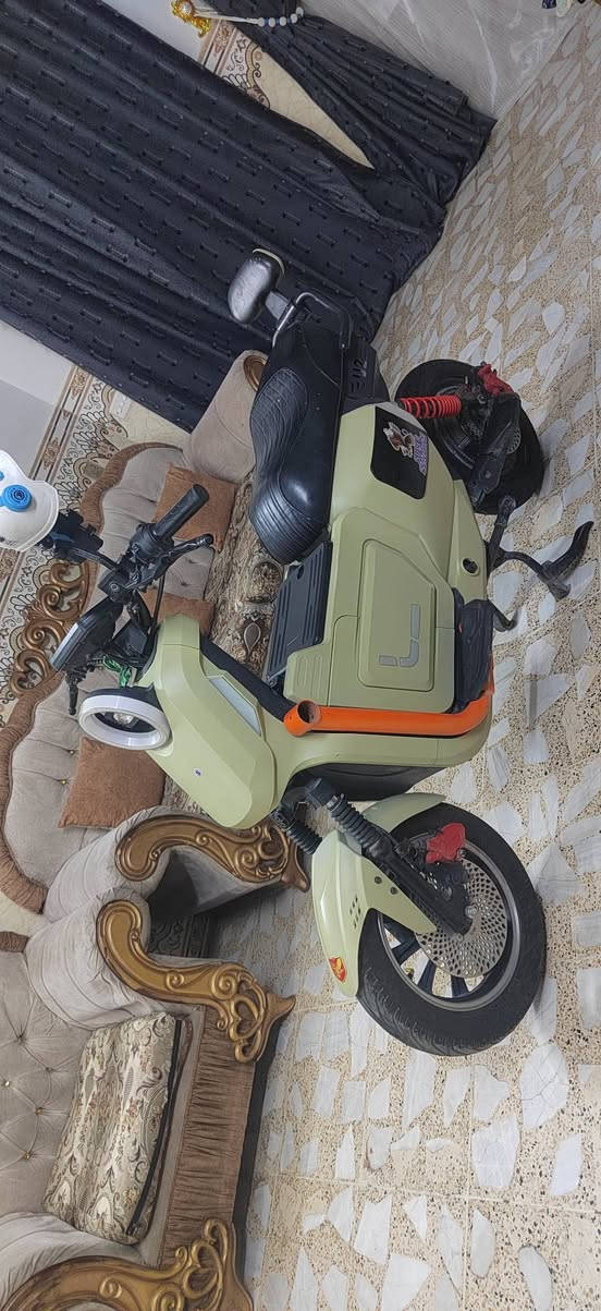 يلسلام عليكم دراجه شحن جديده جدا بطاريه ليثيوم اي نقص مابيها خير من الله تتحمل وزن ١٥٠ كيلو قويه كلش هاي نوعيه ممتازه من كلشي السعر ٦٠٠ وبيها مجال مكاني بغداد حي ور***********
