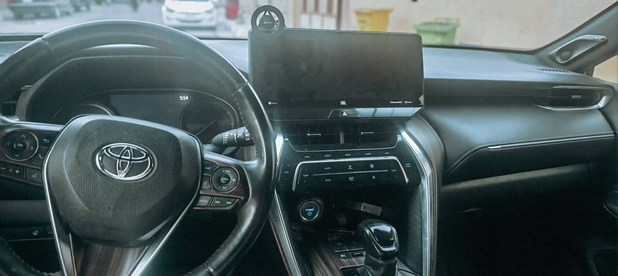 للبيع  Toyota Venza 2021 XLE

 اللون: أحمر
 الموديل: 2021
 الممشى: 45,000 كم
 المحرك: 2.5 هايبرد
 الدفع: AWD دفع رباعي
 القير: أوتوماتيك CVT

 السعر: 20,000$ — قابل للتفاوض 

 مواصفات وتجهيزات السيارة:

 الداخلية والراحة
• داخلية جلد
• كشنات كهربائية
• تدفئة وتبريد للكشنات
• سستم صوت JBL
• كونترول لمس
• جام 4 أبواب أوتو
• تبريد ما شاء الله ثلج 
• مرآة وسطية عاكسة للضوء
• صندوق كهربائي ذكي
• البيبان والصندوق فتح بصمة
• ترحيب عند الاقتراب من السيارة

 الأمان وأنظمة القيادة
• حساسات أمامية وخلفية
• كاميرا
• رادارات 360 درجة
• مانع تصادم أمامي وخلفي
• توقف ذاتي أمامي وخلفي
• نظام مساعدة/قيادة ذاتية
• أنظمة Toyota Safety Sense
• أنظمة الثبات والفرامل الإلكترونية
• عدة وسائد هوائية

 الإضافات
• سبايدر خلفي
• راكات بلادية
• جنوط ألمنيوم
• دفع رباعي AWD
• نظام هايبرد اقتصادي
• داخل صاجي

 حالة السيارة
• الصبغ: جاملوغ + الباب الأمامي اليمين + البنيد
• السيارة واضحة بالفحص وما بيها إخفاء للملاحظات
• مناقصة كلشي والحمدلله
• الصيانة باستخدام دهن Amsoil الأمريكي الأصلي
• بنزين فقط مع محسن

 سيارة نظيفة ومواصفاتها عالية، والممشى 45 ألف كم.

 الفحص متاح
 البيع حسب الفحص والقناعة

 للتواصل: ***********

 20,000 دولار — بيها مجال بغداد, العراق
