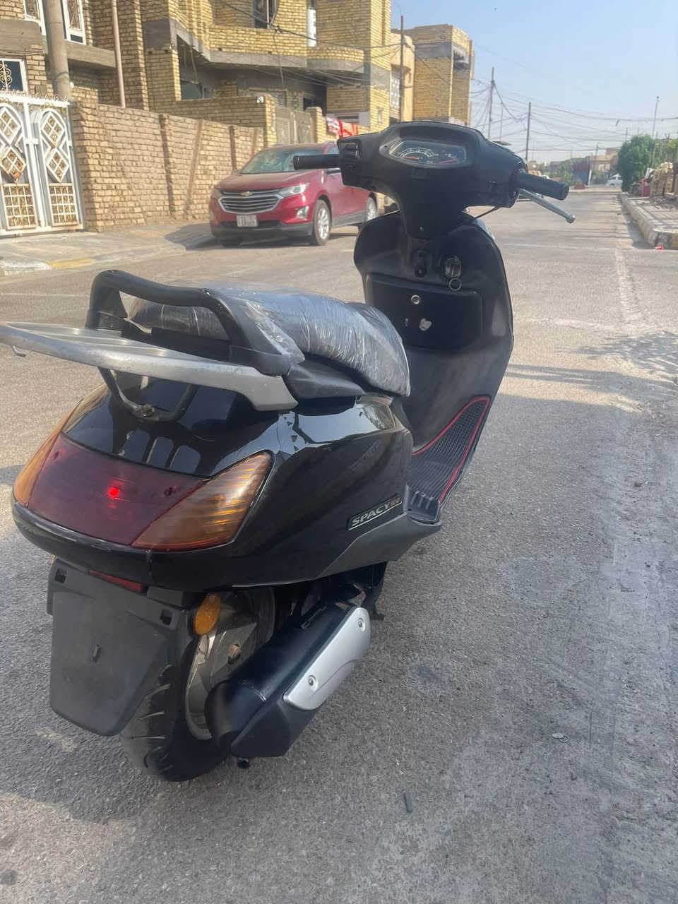 سلام عليكم دراجه للبيع ماليزي كلوب مابيهه طافي مكينه مفتوحه مره وحده مكان دراجه داموك سعر ٣٧٥ بيهه مجال شي قليل مكلفه بنشرالستفسار على رقم /***********
