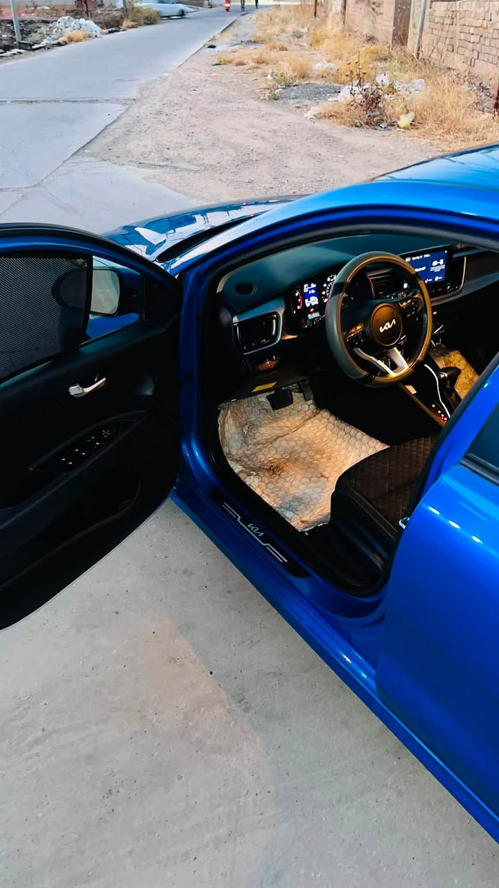 Kia Rio 2023 
كيا ريو 2023 
الممشى : 25 الف ميل 
الضرر : جاملغ تبديل بجم كبس صندوك كبس 

مواصفات النص فول 
مثبت سرعه 
ابل كار بلي 
اندرويد اوتو 
السياره نظيفه حيل على ايدي من جت من امريكا 
تاخذ السياره ما بيها برغي نقص 
السعر 128 وبيها مجال بسيط 
للتواصل ***********
