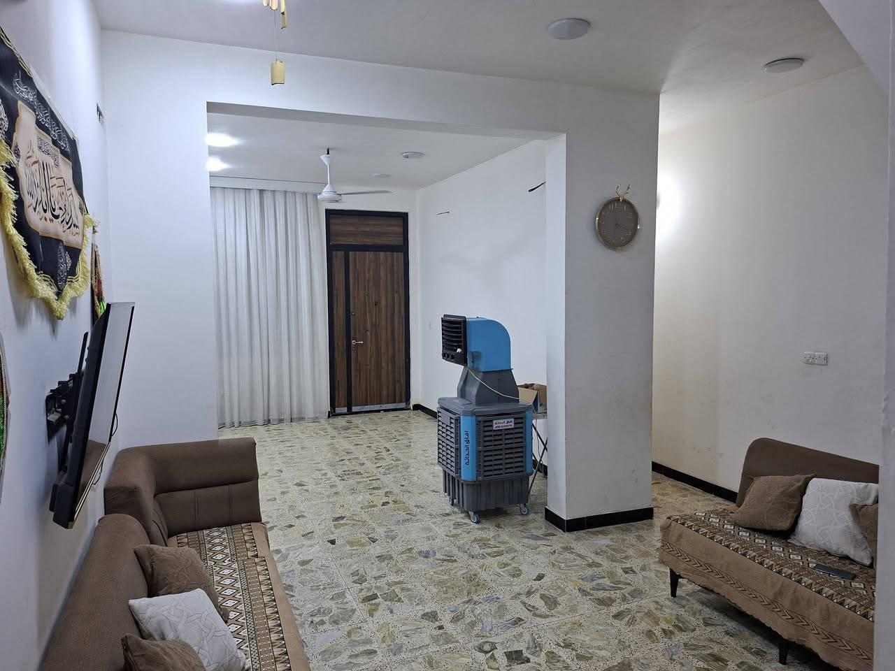 السلام عليكم بيت للبيع سكينه شارع مكاتب ٢ع١١ خلف صيدلية الركن الابيض الفرع الاول مساحه ١٠٠م بناء حديث طابق ونص  
للاستفسار ***********
