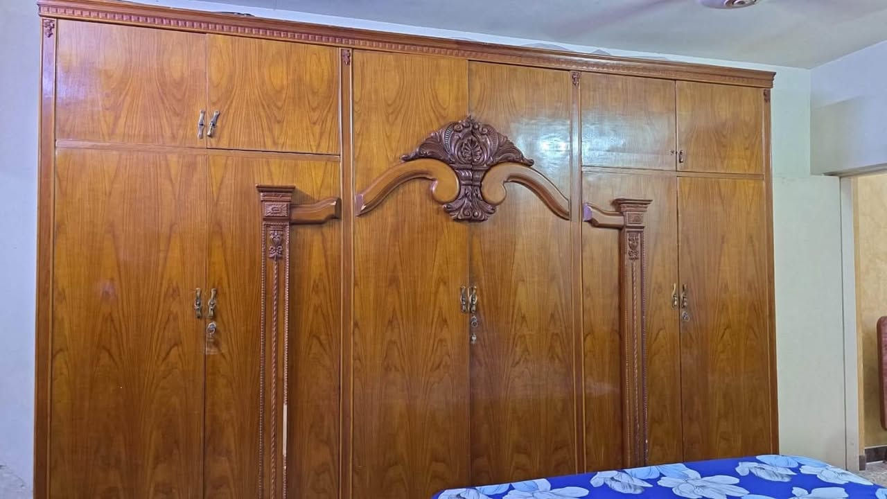 غرفة نوم للبيع
صاج تتكون من جرباية وميز تواليت وكنتور 6 أبواب ملحق وميز أحذية
مكاني بغداد
رايديهة بمليون وبيهة مجال
للتواصل واتساب فقط
***********
