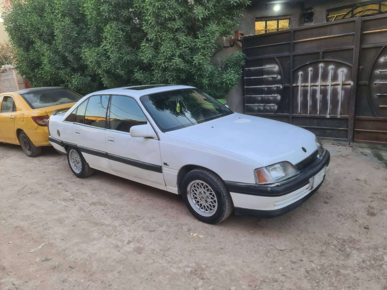 للبيع اوبل اوميكا 1992 رقم بابل تحويل مباشرالسياره كله وضع الشركه  محرك جديد كير عادي حداديه جديده تخم تاير كهربائيات جاهزه شواصي نضيفه  السياره جاهزه وخير من الله ترايك للبصره السعر 25 $ وبيها مجال مكاني بغداد اليوسفيه ***********
