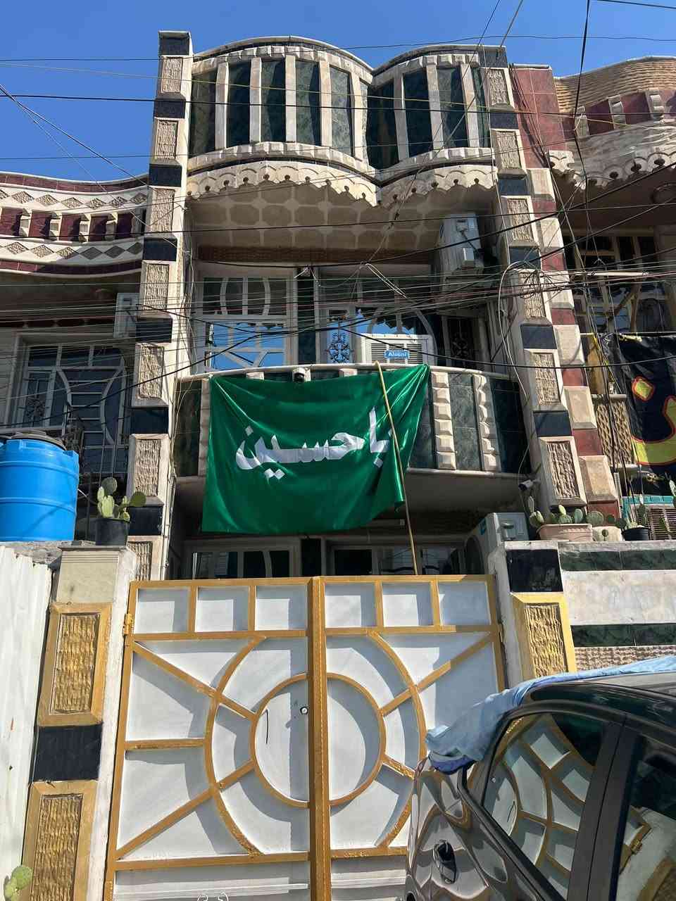 الشعب حي التجار . قرب مدرسة الوطن العربي   مساحة ٧٥ متر طابقين غرف نوم عدد 2. صحيات عدد 2 سطحين. بناء 2014 على ادينا نظيف اي رطوبه مابيه.   معروض ب 190 وبيه مجال بسيط. 
للاستفسار واتساب.  ***********

نص مكتوب في الصور:
- بيت للبيع بغداد - الشعب - حي التجار بيت نظيف وجاهز للسكن في موقع ممتاز وقريب من جميع الخدمات مواصفات البيت المساحة : 75 متر الطوابق : طابقين غرف النوم : غرفتين الصحيات : 2 الصالات : صالة واستقبال المطبخ : مطبخ مفتوح تركي اللطرمة : طرمة صغيرة عمر البناء : 2015 البيت مع كامل الأثاث أيضاً للبيع السعر المطلوب 225 مليون دينار وبه مجال للطيبين فرصة مميزة للاستفسار والمعاينة يرجى التواصل على الرقم *********** سند ملكية رسمي جاهز للسكن
