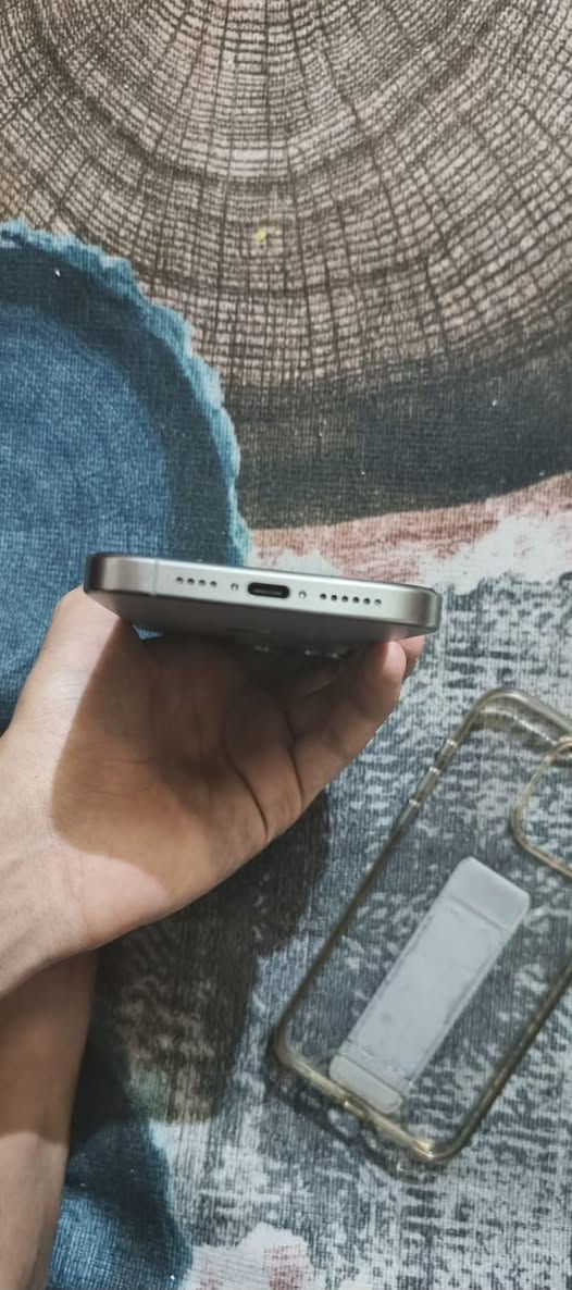 السلام عليكم أيفون15pro max ذاكره 256 دبل شريحه نموذج M/ZAA بطارية94 وياه فقط كارتونته الاصليه شاحنه ماطي وياه فقط كارتون الاصليه وكفر حماية السعر مليون و150للتواصل *********** مكاني بغداد

