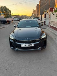✨ للبيع — كيا ستنجر 2022 ✨ سيارة فخمة، نادرة، وطيارة بالطريق!  • المود...