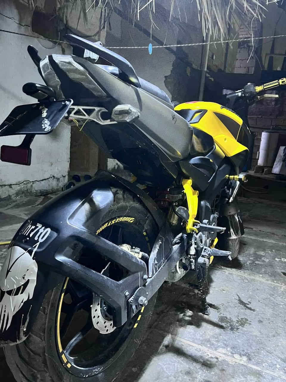 صباح الخير جميعاً…
الحلال ماشاءالله للبيع 
الاسم: بولسر NS200
النشأ: هندي مثل رافينيا😂
الموديل: 2019
التفاصيل: دراجة خير من الله مكينة 200cc تسارع كلش حلو السرعة القصوى 150km بالساعة تصلح للمبتدئين الي يحبون يدخلون عالم الـ sport بيهة تزويدات مثل سلايدرات بطح ويدات سكليتر بطح من شركة ريزوما المعروفة اكيد و عمبار بريك خلفي مال هوندا الاصلي وحاولت اضيف عليها فچوچ برمبو بس للاسف ما رهمن وياها لان القاعدة تختلف وبيهة ايضاً دوسات كلچ وبريك امامي رياضي يعني تقسم الدوسة على مزاجك مع شكل رياضي جميل جداً، بالنسبة للمكينة مفتوحة اكيد لكن ما يعيبها ايشي، والتبريد راديتر ماء اكيد كهربائياتها كلها سليمة ونگرة سلف تشتغل الدراجة 
اوراق اصولية يعني بس يفتح الترقيم تروح ترقم ومحد يگلك على عينك حاجب
بالنسبة للسعر ولله الحمد رايدها 12 ورقة وبيهة مجال للشراي ومكانها نجف وتشرفونا 
***********
واتساب متوفر اكثر من الفيس والماسنجر
