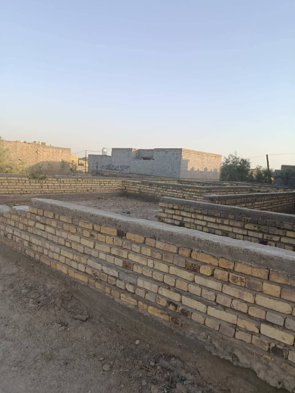 السلام عليكم المكان حي الجوادين شارع ام البنين مكانها فرعي بتلو 200 متر + فضله 100 متر  نزال البتلو 20 وعرضه 10 والفضله نزال 20 والعرض 5 
تفاصيل البتلو غرفتين + صاله + ديوانيه + مطبخ 
تبعد عن الشارع العام 600 متر باقي التفاصيل اتصال    *********** واتساب موجود
