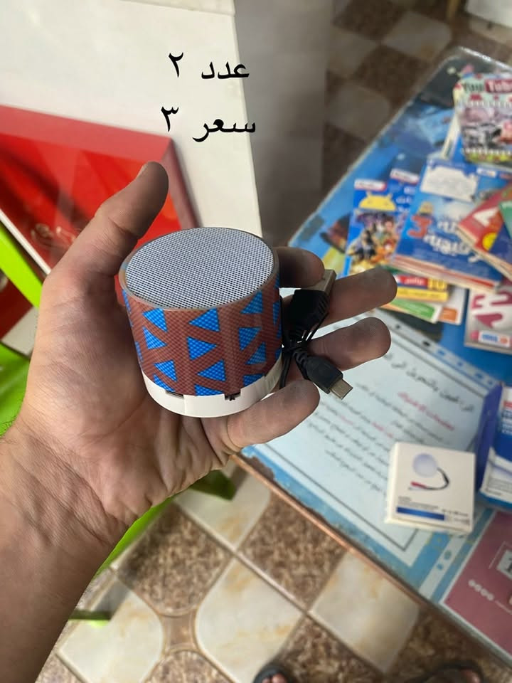 تصفيه محل بيع مستعجل
***********
بيع جملة فقط

نص مكتوب في الصور:
- سعر ٢
- عددد ١٠ بسعر كلي ١٠٠
- عدد ٢
- سعر ٣
- سعر ١٠
