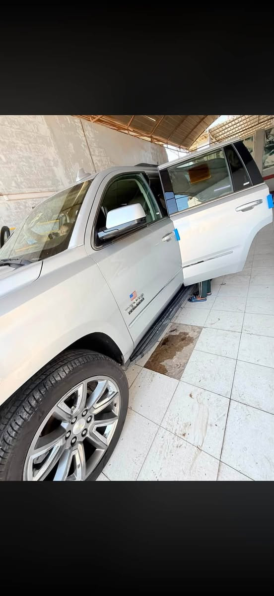 تاهو فئه تكساس ادشن lt2موديل 2019
فول فول مواصفات 1/1  رقم ديالى انكليزي سنويه لل35 تحويل ثاني يوم
                  اللون: سلفر 
ماشيه : 188000الف ميل  الدهن نسبته 55 ابدل اجدد الدهن
موديل 2019  VIP  
المواصفات: وارد امريكي  استوردناها   فول مواصفات ١/١
٨سلندر 5300
الداخل لونين. بيجي وقرميدي. 
لستيرن. والدشبول والابواب قرميدي 
كراسي جلد اصلي(بيجي)
كراسي  كهرباء. كلهن 
كراسي هزار(عند اقتراب السيارة من اي شي)
كراسي خزن(ميموري)
كراسي(تدفئة)
كراسي امامي  خلفي كهرباء
كراسي امامي خلفي تدفئة
تبريد امام بيانو و خلفي شاشة
رادار
سائق آلي
كروس سرعة
خمس بصمات ابواب وجامه خلفيه 
فول تحكم استيرن  
استيرن كهرباء
استيرن تدفئة
شاشة عرض الاعطال
صندوك كهرباء(شفط)
نظام السير على الخط
دبل كير(عادي+اوتوماتيك)مع نظام سحب العربات 
ناقل حركة ٨ نمر
دبل حساس(امامي+خلفي)
نظام تحكم بمستوى الضوء الداخلي. وظوء داخل يدات الابواب 
مانع تزحلق
پدل كهرباء(تحكم كهربائي بالبريك والبانزين)
نظام فتح الجام من البصمه 
شاشة امامية كبيرة 
كامرة خلفية اصلية
تشغيل عن بعد
قاصة سرية
دوسات كتابة CHEVROLET
اشارة بالمري مع اشاير رادار  
مري كهرباء(شفط) ايظاً في البصمه
نقطة_عمياء
لايت عدسة زنون
لد امامي
ويل _حجم ٢٢ تخم تاير جديد بيرلي. وبرجستون
سستم_صوت _BOSE
مدخل
‏CARPL‏BLUETOOTHEAUX
Wifi
‏USB
‏CD
ظرر حادث في امريكا. موظح بصور 
***********
السعر 305وبيها مجال  
 بصمتين الاصليات الكتلوك مالتها مال شركه موجود
