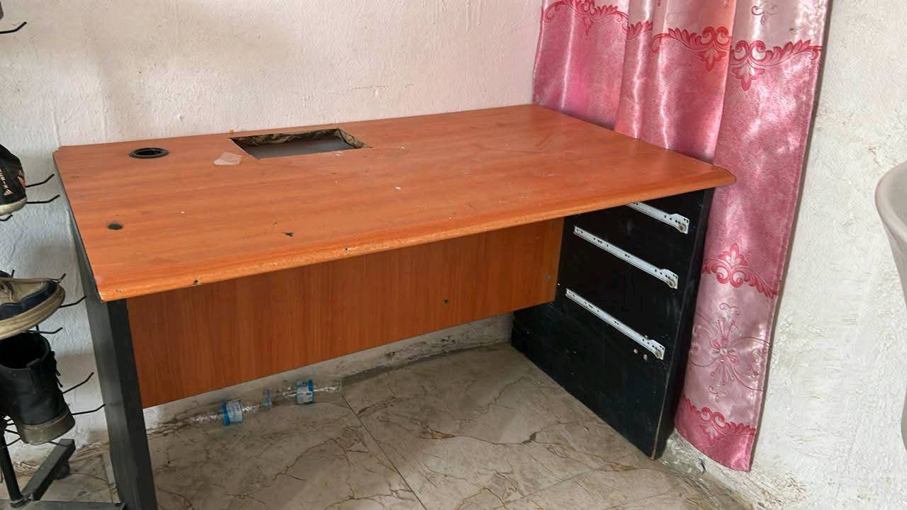سلام عليكم ميز للبيع ب ٢٥ الف بي فتحه اطيك مال حسبه و سده يوجد توصل