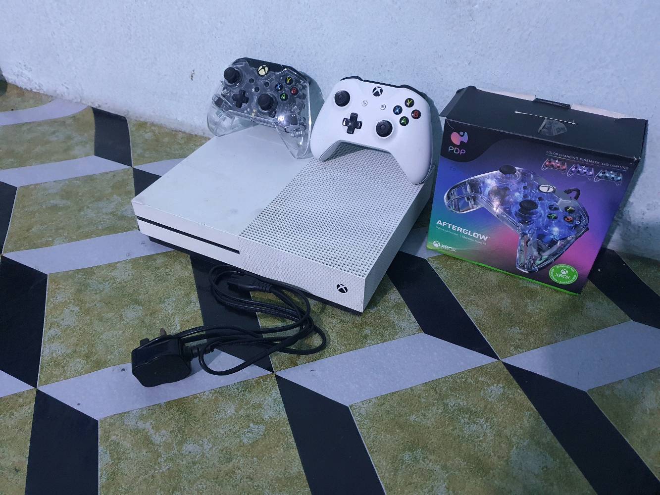 السلام عليكم
xbox one s
ذاكر 512 نص تيرا
لوك ستيكر ما مفتوح 
نضافة ٩٥ بالمية 
يدات ثنين يدة شفافة جديدة استخدام قليل
اما يدة بيض بيهة مشكلة فقط بوردة شحن شغال مابيهة اي مشكلة لكن بسبب بوردة مال شحن من اجيب باتريات تربط طبيعي  بالبلي بس هسة كامت ما تربط بس طلع ضوة ضوة مصور فيديو الهة اما يدة اي مشكلة ما بيهة لا درفت ازاراهة كلهة شغالة 
العاب  بي فقط فيفا ١٧ مملوكة
كيبل باور كيبل hdmi كامل ملحقات
سعره ١٦٥ الف وبي مجال 
العنوان جسر_ديالى_القديم_شارع_٧٠ 
***********