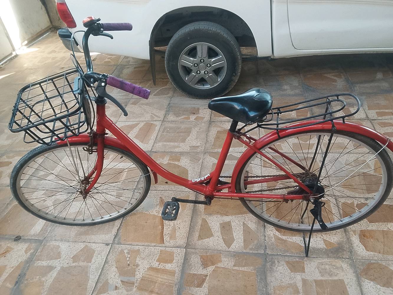 ​🚲 باسكل حجم 26 للبيع - بحالة ممتازة وجاهزة للاستخدام
 اليومي ومناسبة للمدرسة 🚴‍♂️
​الحالة : تعمل بحالة جيدة جداً💯، مسبوغة ومجددة بمظهر نظيف بدون الحاجة لأي مصاريف إضافية.
​ملحقات :
​سلة أمامية واسعة ونظيفة.
​حمالة خلفية قوية.
​ستاند (مسند وقوف) مزدوج لثبات ممتاز ✅
​جرس تنبيه يدوي 🔔
السعر: 75,000 دينار وقابل للتفاوض .