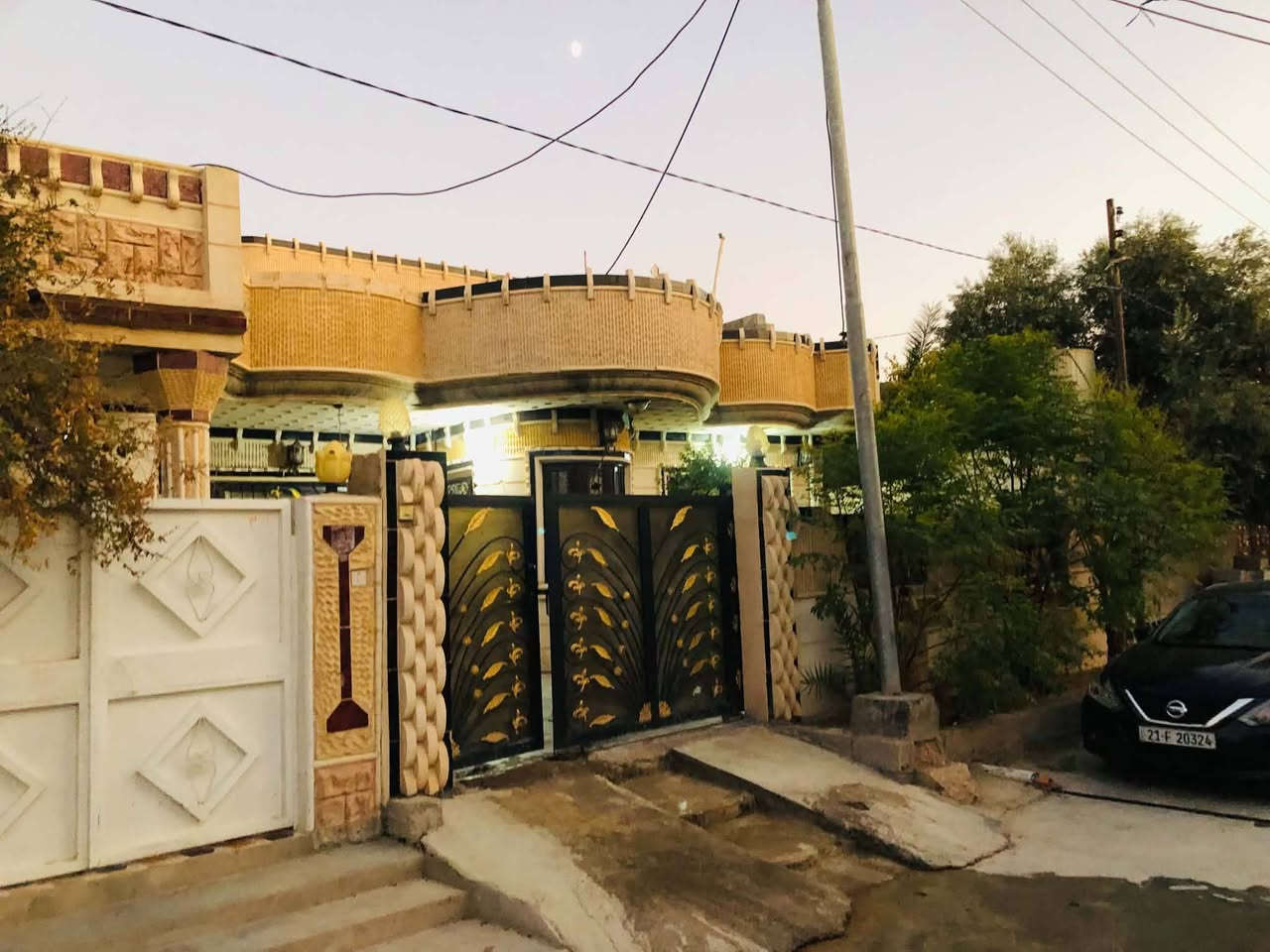 سلام عليكم 
🏡 دار للبيع 
📍 العنوان: بختياري شارع العصائب.
✨ مواصفات الدار: 
*مساحة 200 متر
* استقبال.
* هول.
* مطبخ بارد + حار 
* غرفة نوم.
*غرفه نوم طابق ثاني كبير
* مجمع صحيات.

✅ الأرضية سيراميك بالكامل (ما عدا الحوش).
+سقوف ثانوينه البيت كله جديد
✅ يحتوي على كراج للسيارة+ حديقه جبيرة

📞 للاستفسار السعر والمعاينة: مراسله خاص او اتس اب
       ***********
