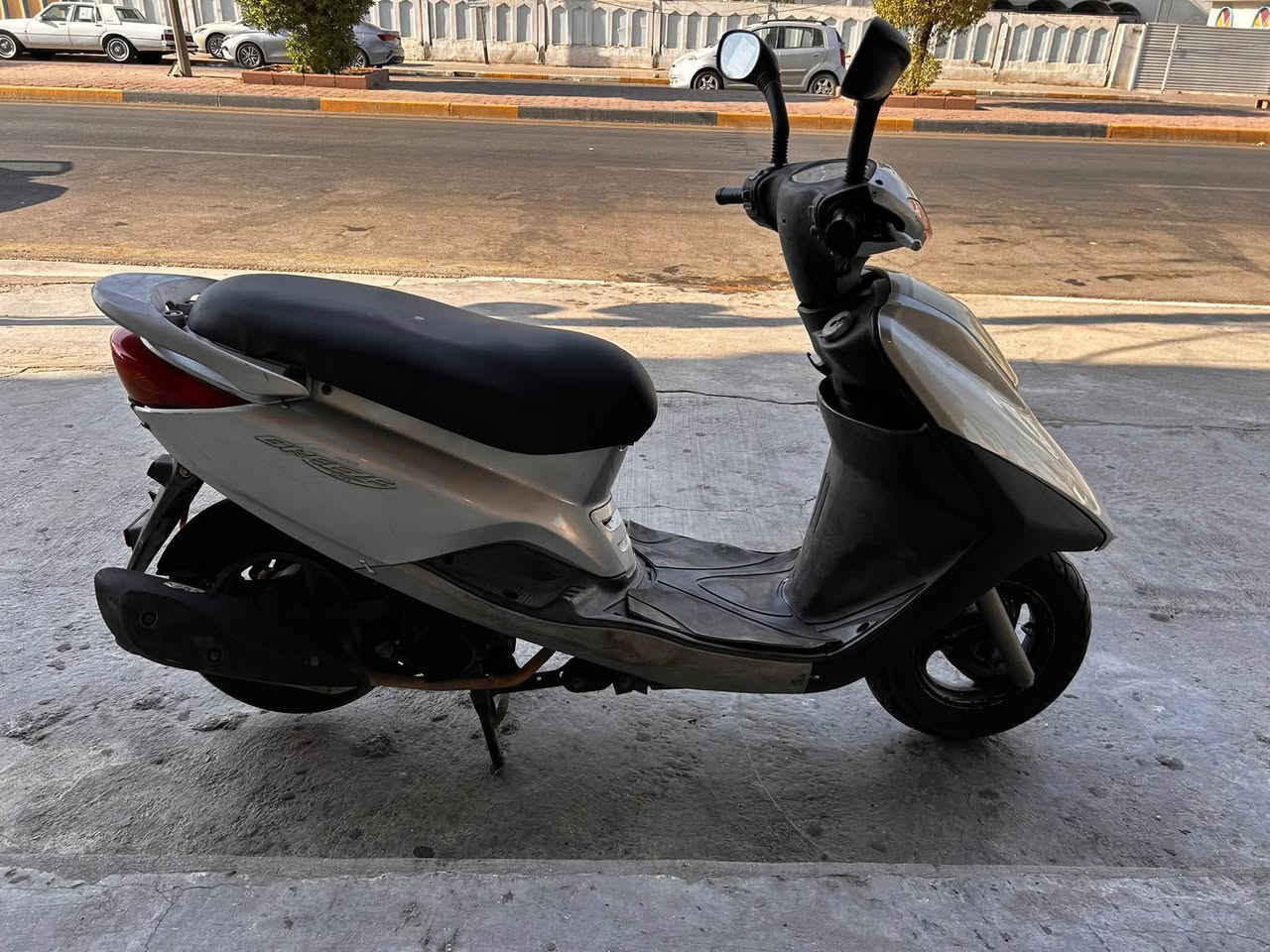 دراجه بريز ع وضعهه مملعوب بيهه ولا مجفته ع وضعهه الكفرات بيهن كلبسات من اخذته هيج نقص واير كيلو متر عاطل وكلوب اشاره العنوان حي العدل 

السعر علق يوصلك خاص
***********

