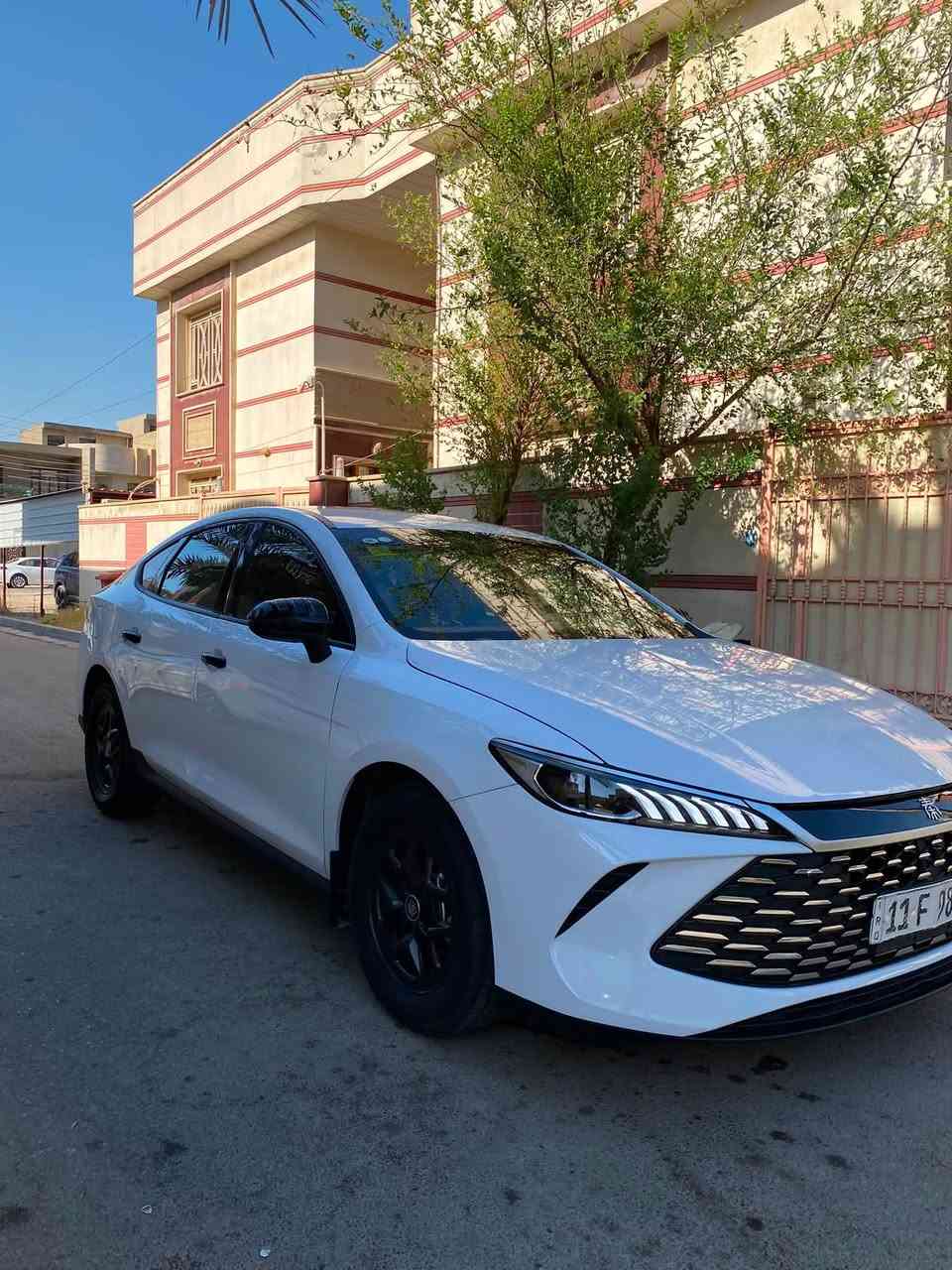 السلام عليكم 
BYDگن بلاص للبيع فقط 
السعر 17مليون و800 بيهة مجال بسيط 
2025داخل ابيض مواصفات الستندر 
السيارة جديدة على وضع الشركة وجاهزة  من كلشيي عليهة اضافات 
1-تغليف جميع الجامات عازل حراري امريكي 
2-تغليف جميع البوب من الداخل افلام حماية 
3-انارة داخلية سستم كامل سعرة 100دولار 
4-تغليف يداد البوب والمري  الجانبية +سبايدر اسود 
5-ارضيات عضم اصليات 
6-الدركة مغلفة كاربون فايبر هيه والبوب. من الداخل 
السيارة كاملة من كلشي ماشية 15على المكينه و15على الشحن 
السيارة بيهة بنيد مبدل بلادي مالشركة نفس الون والجاملغ راجع بارد بدون دواخل كير مكينه مكفولات السيارة بسمي بغداد رقم شبه مميز 
للاستفسار :***********
