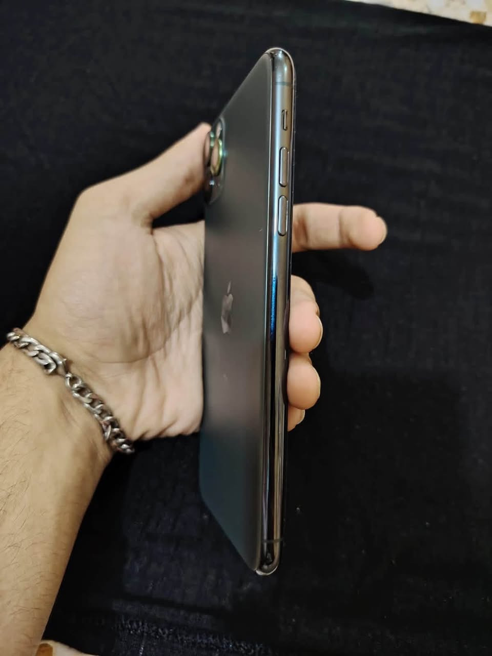 السلام عليكم ايفون ١١برو ماكس
جهاز نضيف مبدل فقط بطاريه اصليه 
ومنفذ شحن اصلي عنواني بغداد 
الرقم ***********
