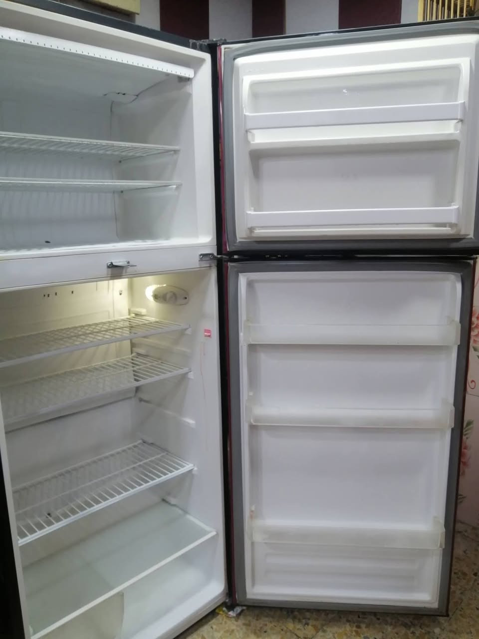 ثلاجه نضيفه اخو الجديد تجميد فول السعر 225 وبيه مجال المكان الحيانيه موسى الكاضم عل مستطيل ***********
