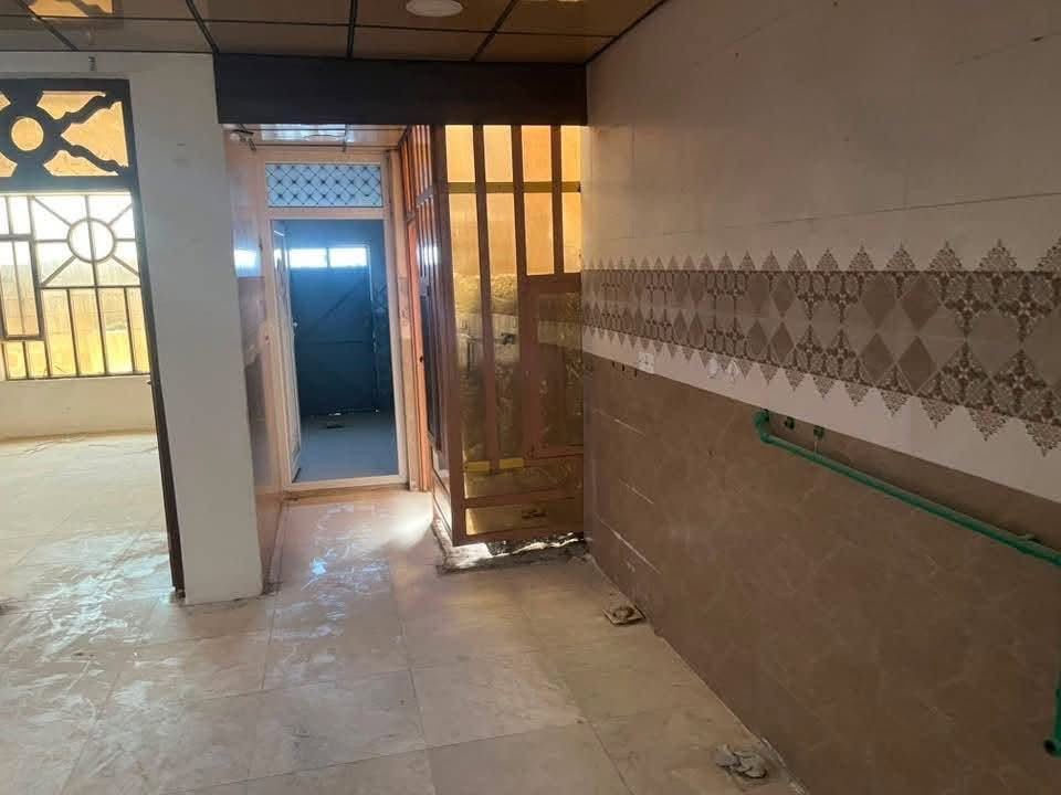 السلام عليكم
دار سكن للبيع 

-الواجهة ٦م

النزال ٢٥ م

*منطقة حواس شارع التجار

_المساحة ١٥٠ م٢

_طابقين 

*الطابق الاول يحتوي على مطبخ +صالة داخليه + غرفة نوم 

*الطابق الثاني يحتوي على غرفة نوم +بيتونه 

*ملاحظة البيت يبعد عن الشارع العام ٥٠ متر خامس بيت عن الشارع العام 

*السعر ٦٥,٠٠٠,٠٠٠وبي مجال 

*للاستفسار الاتصال على الرقم التالي 

***********
