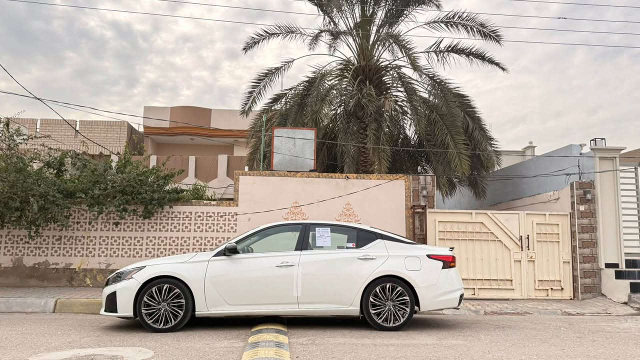 � للبيع نيسان التيما SV 2023
نيسان ألتيما SV موديل 2023
🔹 اللون: أبيض
🔹 الممشى: 140 ألف كم
🔹 محرك 2.5L، 4 سلندر
🔹 قوة 188 حصان
🔹 جير CVT Xtronic
🔹 دفع أمامي FWD
🔹 شاشة وسطية
🔹 Apple CarPlay & Android Auto
🔹 شحن لاسلكي
🔹 فتحة سقف
🔹 تكييف أوتوماتيك ثنائي المناطق
🔹 كاميرا خلفية + حساسات
🔹 نظام فرملة طوارئ أمامية
🔹 تشغيل عن بُعد
🔹 مواصفات SV كاملة حسب التجهيز

السيارة حسب السونار المرفق:
🟢 الصبغ: موضح بالسونار
🟢 التفاصيل: موضحة بالسونار
🟢 الفحص: موجود بالسونار

السيارة جاهزة للفحص من أي جهة يختارها المشتري.

مواصفات محرك الـ2.5L والـCVT وتجهيزات SV مدعومة بمواصفات نيسان الرسمية
***********
*********** رقم الواتساب
