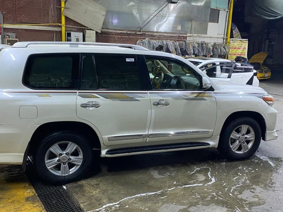🚘🔥 للبيع لاندكروز موديل 2012 🔥 🚘
💰 السعر: 305 — وبيها مجال قليل

✨ بريم مواصفات 1/1

🔹 6 سلندر بلادي — مكينة مامفتوحة

🔹 فتحة

🔹 بصمة

🔹 كشنات جلد

🔹 كشنات كهرباء

🔹 ثلاجة

🔹 7 راكب

🔹 مري قلاب مع البك

🔹 مري شفط

🔹 لدات

🔹 تبريد 3 قطع

🔹 وبقية مواصفات البريم

✅ السيارة كاملة — كير، محرك، صدر، تبريد كله بشرط

🎨 مكفولة من الصبغ، فقط الدعامية الأمامية

📍 المكان: بغداد – حي أور – سبع قصور

☎️ ***********

🔥 السيارة جاهزة للفحص، والجاد يتفضل.
