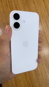 ايفون 17 عادي ذاكره 256GB - بطارية 100 - عدد دورات 6 ابيض بعده بالضمان...