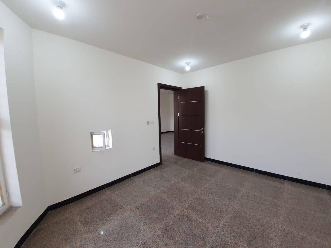 بناية تجارية استثمارية للبيع في بغداد – الصرافية
📍 الموقع: بغداد / الصرافية - موقع مميز على شارع عريض قرب مصرف الرشيد (خلف نادي الصحفيين)، وقرب موقف سيارات وجميع الخدمات.
📐 المساحات والتفاصيل:
مساحة الأرض: 210 م²
المساحة الكلية البنائية: 550 م²
عدد الطوابق: 3 طوابق
عدد الوحدات السكنية: 5 وحدات سكنية
🏗️ توزيع الوحدات السكنية:
الطابق الأرضي: بيت مكون من صالة، مطبخ، 3 غرف نوم (واحدة ماستر)، حمام للبيت، كراج، وحديقة.
الطابق الأول (شقتين):
شقة أمامية: غرفتين نوم، صالة، مطبخ أمريكي على الصالة، حمام، وبالكون.
شقة خلفية: غرفتين نوم، صالة، مطبخ منفصل، حمام، و2 مناور.
الطابق الثاني (شقتين):
شقة أمامية: غرفتين نوم، صالة، مطبخ أمريكي على الصالة، حمام، وبالكون.
شقة خلفية: غرفتين نوم، صالة، مطبخ منفصل، حمام، و2 مناور.
💵 العائد الاستثماري:
الوارد الشهري الحالي: 3,500,000 دينار عراقي (ثلاثة ملايين وخمسمائة ألف).
💰 السعر المطلوب: 990,000,000 دينار عراقي (990 مليون - كاش).
للتواصل ***********
