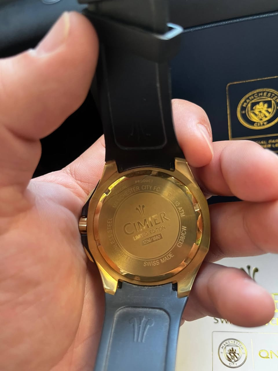 ⌚️💙 قطعة نادرة من تاريخ مانشستر سيتي

ساعة CIMIER Swiss Watches الخاصة بـ Manchester City، من موسم 2017–2018، موسم التتويج التاريخي بالدوري الإنكليزي تحت قيادة المدرب بيب غوارديولا. 🏆

قطعة مميزة ونادرة تجمع بين فخامة الصناعة السويسرية وذكرى موسم الـ100 نقطة… موسم لا يُنسى في تاريخ السيتي. 💙🇨🇭

Abdalrahman Alaslamey  صاحب الساعه 
رقم صاحب الساعه: ***********
