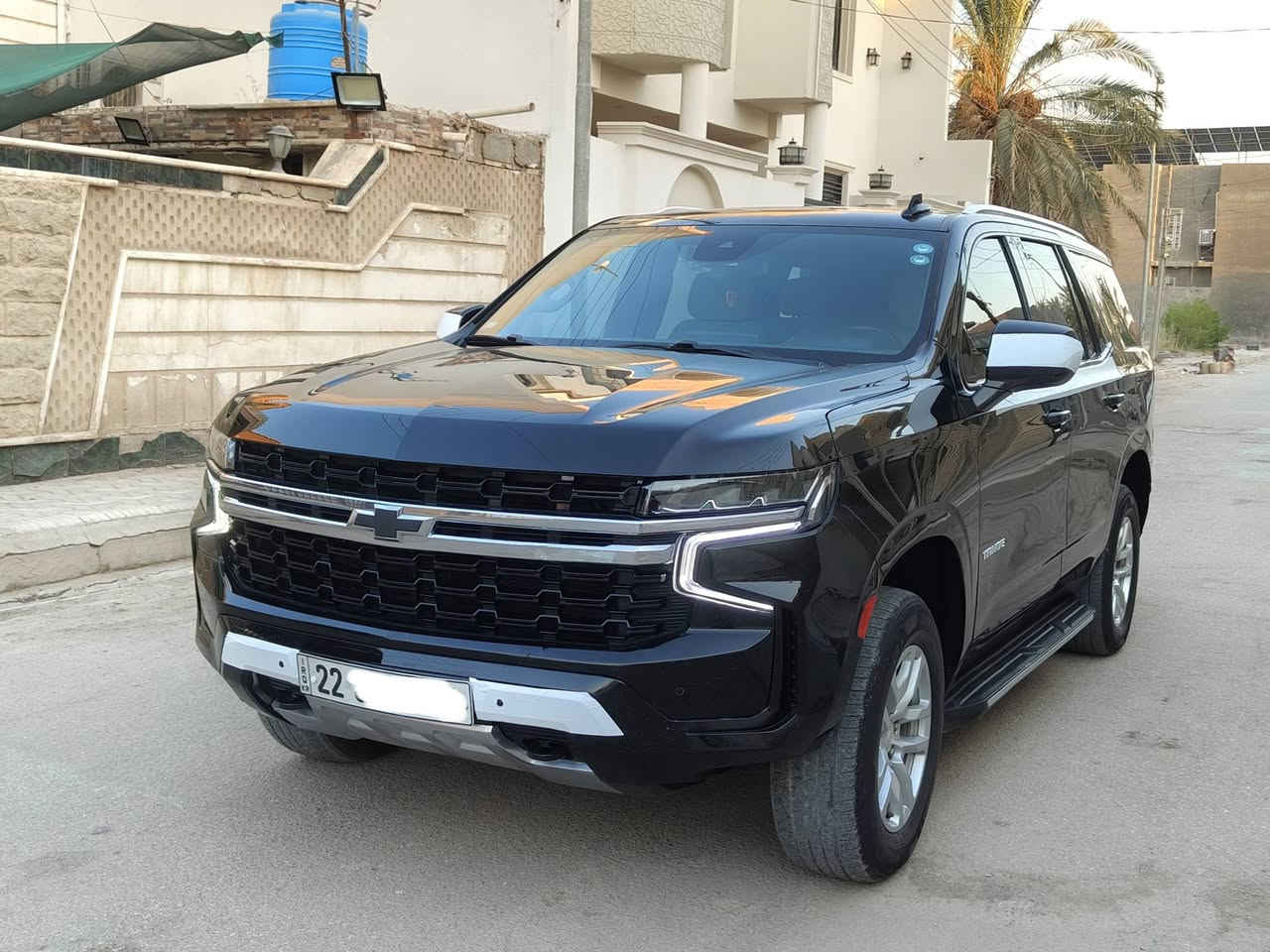 السلام عليكم تاهو  2023  خليجي مضلل بالسنوية فئة LS وكاله المنصور  علامة سوداء مكفولة كفالة حتى الدعاميات 
اصبعين PDR فقط بلجاملغ الخلفي كفاله من الفتح
رقم شمالي اربيل انكليزي محرك 8 سلندر 5300
ماشيه 112 ولا گلوب مشتغل بلدشبول 
المواصفات 
 • بصمة تشغيل وأبواب تشغيل عند بعد
 •مقعد السائق قابل للتعديل كهربائيًا بـ8 وضعيات.
• مقعد الراكب الأمامي قابل للتعديل 
• صف ثاني قابل للطي بنسبة 60/40.
• صف ثالث قابل للطي بالكامل لتوسيع مساحة التخزين الخلفية
• نظام دخول ذكي بدون مفتاح (Keyless Entry)
• إضاءة داخلية LED
• دعم Apple CarPlay وAndroid Auto (لاسلكي)
• كاميرا رؤية خلفية عالية الدقة
•اوتو هولد
•كشنات كهرباء
•رادرات اماميه وخلفية وجانبية
• تنبيه الاصطدام الأمامي.
• فرملة طوارئ تلقائية.
• نظام الحفاظ على المسار.
• مساعد التوجيه.
• إنذار المشاة الأمامي.
• مساعد الإضاءة العالية التلقائي.
• كاميرا خلفية.
• حساسات ركن خلفية.
• نظام StabiliTrak للتحكم الإلكتروني بالثبات
السياره جديده جدا بمعنى الكلمه على وضع الشركه 
مابيها اي نقص السعر 410
للاستفسار ‏***********
