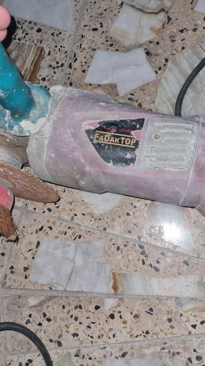 حسلام عليكم دريل وكوسره اصليات مال باله مو تجاري الكوسره سعره 40 والدريل 20 يرادله بس فحمات الحسينيه شارع المكاتب ***********
