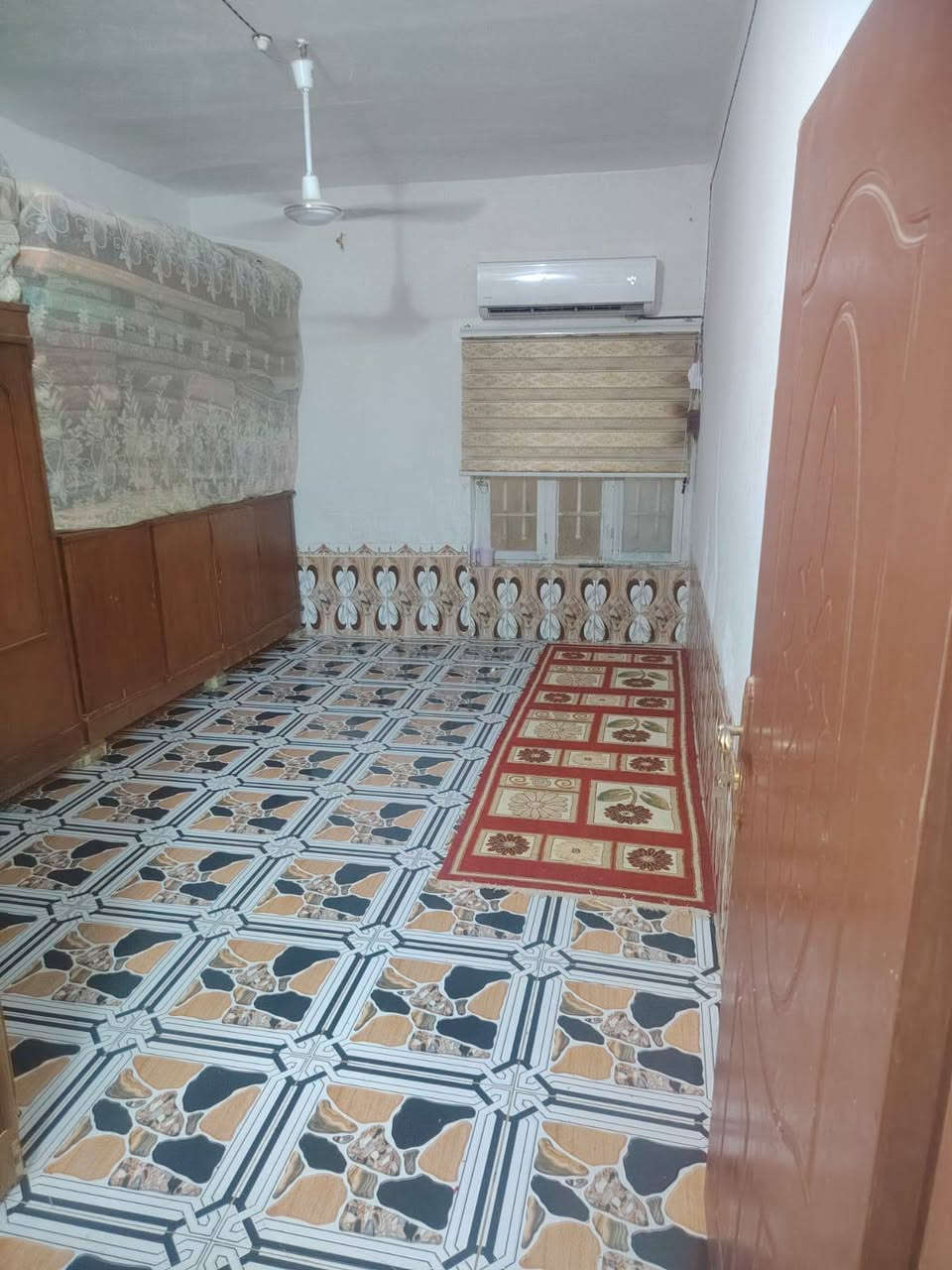 فرصة عقارية ممتازة بسعر مناسب جداً للبيع ! 🏠💥
تفاصيل العقار:

​المساحة: 300 متر مربع 📐

​الملكية: طابو صرف (سند ملكية صِرف) 📜✅

​حالة البيت: جاهز للسكن فوراً 🔑✨

​محتويات المنزل:

​4 غرف نوم واسعة 🬞🛏️

​استقبال للضيوف 🛋️

​صالة عائلية 🏠

​كراج للسيارات 🚗 Garage

​صحيات خارجية 🚿🚽

​العنوان:

الشارع مقابل محلات الجام - الصوب الصغير 📍🗺️

​السعر ورقم التواصل:

​السعر مناسب جداً (سعر بلاش لسرعة البيع) 💰🔥

​للتواصل والاستفسار: *********** 📞📱
