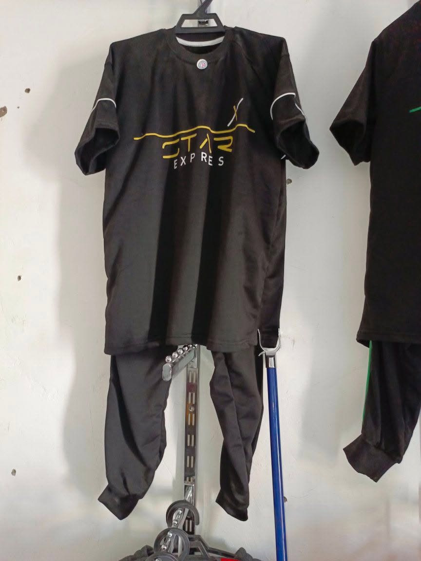 تنزيلات تراك رجالي شبابي باقي اخر قطع على ٦ الف بس تيشيرت رجالي شبابي  ٣ قطع ٥ الف بلاش تصفيه مكان الجته شارع *********** بي واتس اب ادزلك الموقع
