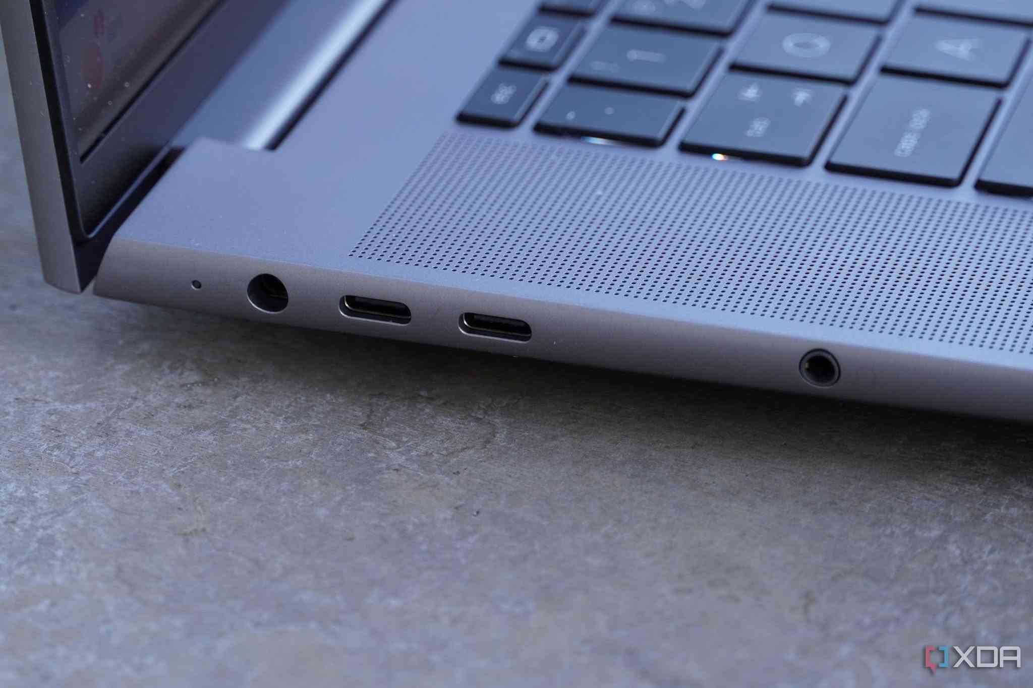 الكمية محدودة
ZBook Studio G10 Workstation العملاق والمصمم خصيصاً للمهندسين، المصممين، وصنّاع المحتوى المحترفين. 💻✨
🚀 المواصفات الخارقة للجهاز:
ملاحظة /  ممكن زيادة الرام الى 32 مع زيادة 300 الف دينار عالسعر. 
المعالج: Intel Core i9 13900H
(الجيل الثالث عشر الخارق) لأداء لا يعرف التوقف.

كرت الشاشة: NVIDIA RTX A1000 6GB Graphics الاحترافي المخصص لأقوى برامج الرندرة، المونتاج، والجرافيكس الثقيل.

الذاكرة (RAM):  16GB RAM DDR5 5600 MHZ
تضمن لك سلاسة تامة في التنقل بين البرامج المعقدة.

التخزين: 512GB SSD فائق السرعة لفتح النظام والملفات في ثوانٍ.

الشاشة: شاشة خيالية بدقة 4K زجاجية وتدعم اللمس (4K Glass Touch Display) لألوان فائقة الدقة ووضوح مبهر.
بصمة اصبع للأمان .
💎 حالة الجهاز:

ممتازة جداً (Excellent A++) بحالة الوكالة ونظيف تماماً.

🎯 الاستخدامات المثالية:
الهندسة، التصميم الثلاثي الأبعاد (3D)، المونتاج الاحترافي، والبرمجة.
السعر 
*********** 
***********

. 💻✨

ZBook Studio G10 Workstation العملاق والمصمم خصيصاً للمهندسين، المصممين، وصنّاع المحتوى المحترفين. 💻✨
