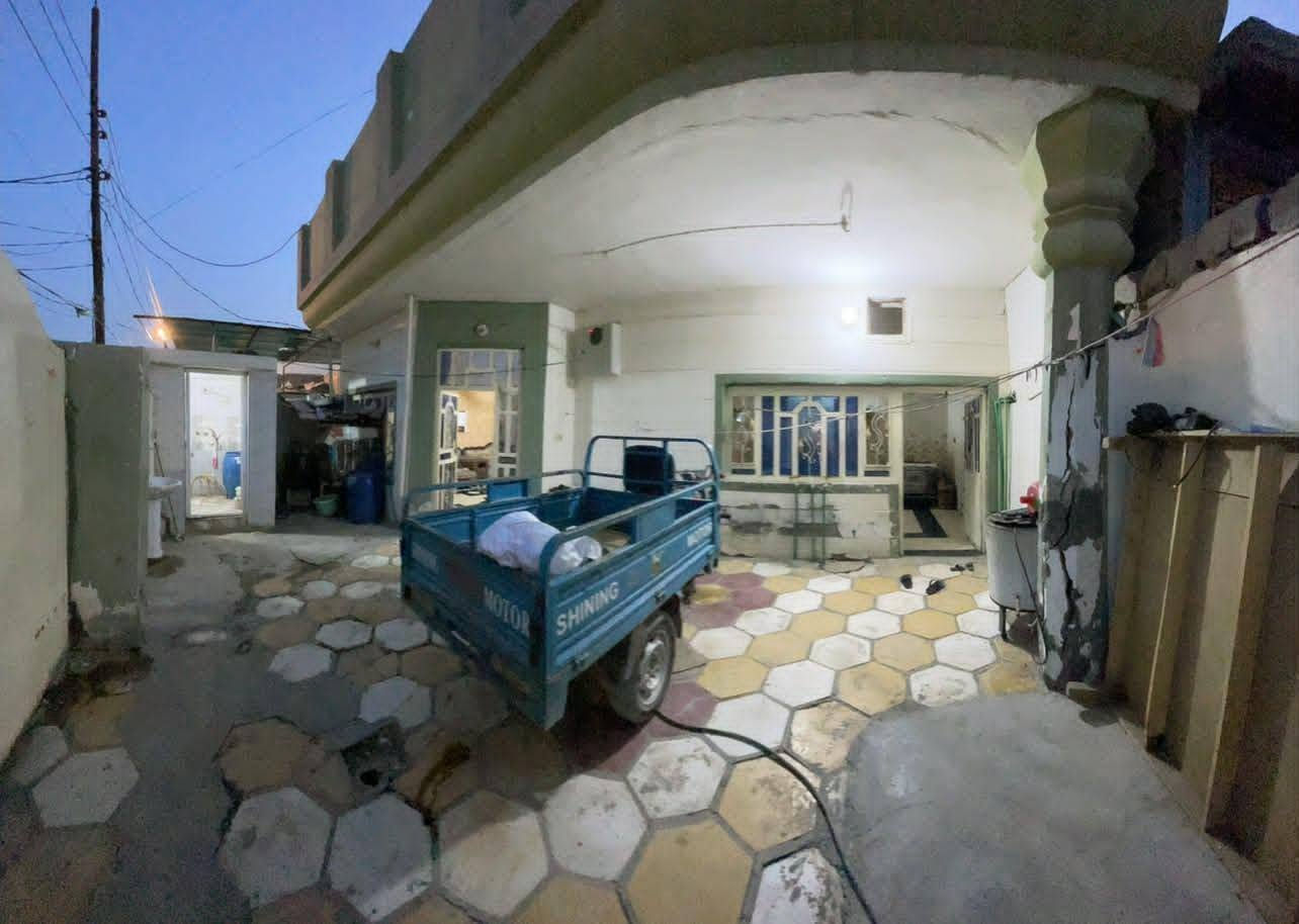 بيت للبيع طابقين مساحته 👈 300م.   رابع بيت ع شارع الرئيسي مال المنطقه
( 3 غرف __ هوول __ استقبال __ مطبخ __ صحيات داخلي خارجي __ طارمه جبيره __ مناور داير البيت ) 

#الخدمات 👇

1 كيبل ضوئي انترنت ✅ 
2 عرض الشارع 7م ✅ 
3 مي بدون ماطور ✅ 
4 مساحته 👈 300م ✅
5 بي قرار تطويب ✅ 
6 الارضية كاشي ✅
7 السقف صب كونكريت ✅

السعر 👈 ( 34 وبي مجال ) 

#للاستفسار.   👈.     ***********
