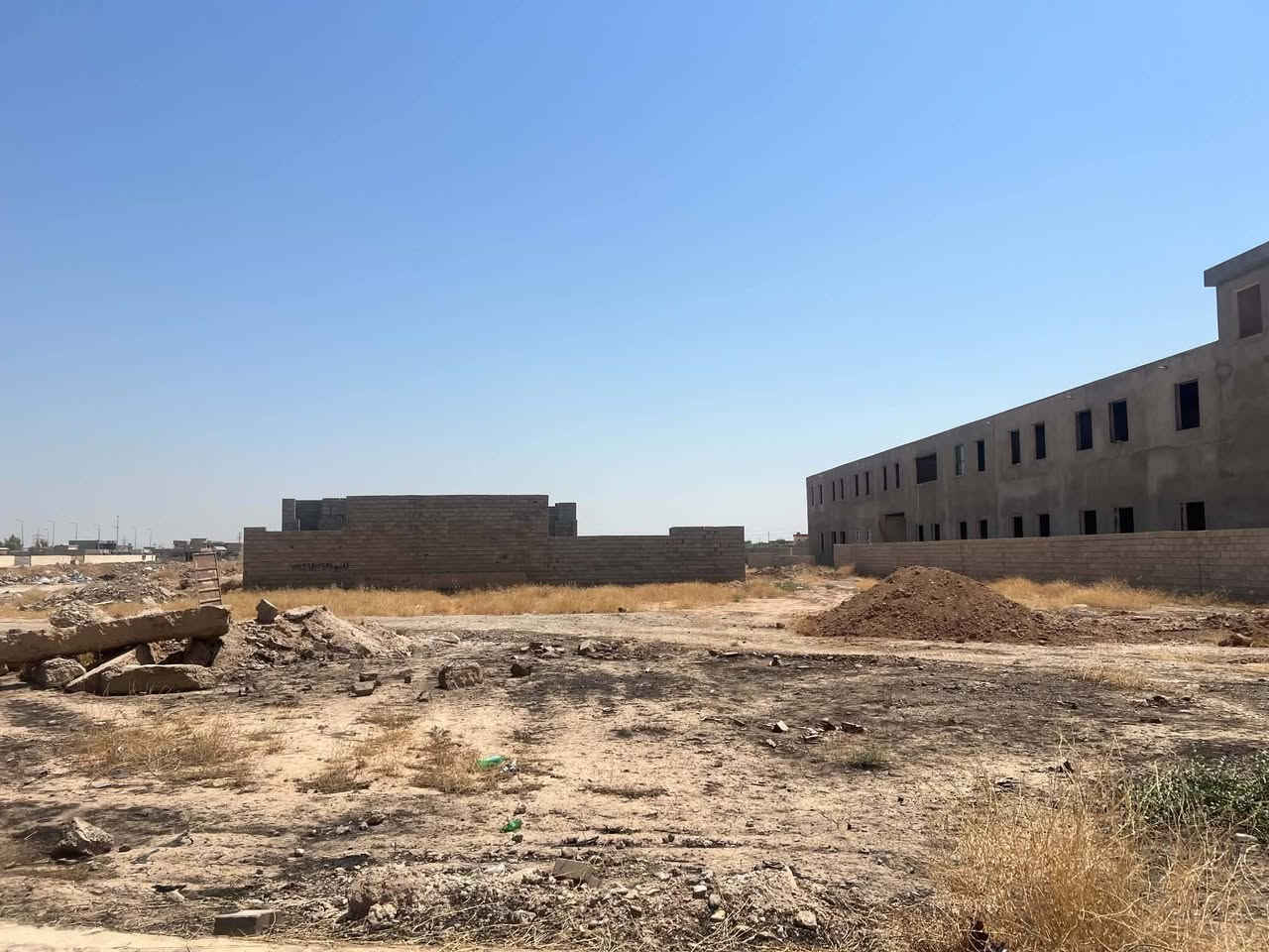 🏡 قطعة أرض للبيع
قطعة أرض طابو باسمي، مساحة 300 متر، موقع مميز مقابيل المدرسة وقبل وصول دائرة المرور.

💰 السعر:  48مليون وقابل للتفاوض
💵 طريقة الدفع: يرهم نص بنص، أو نص والباقي قسط.

📍 موقعها واضح بالصور، والقطعة قريبة من الشارع وموقعها ممتاز للسكن 

الاستفسار مراسلة خاص او الاتصال ***********
***********
