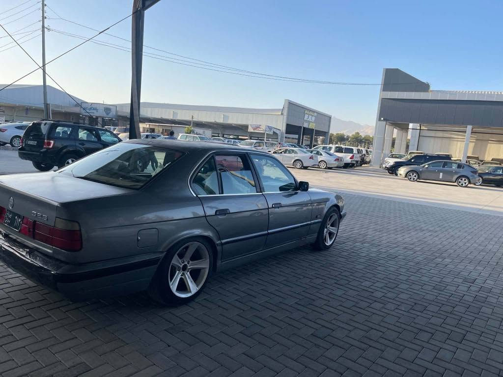 🌹بەناوی خوای گەورەو میهرەبان 🌹 
bmw
مۆدێل 1993                                ***********
مەکینەی 525 ئۆتۆماتیک 
ئاڕمی پلاستیکی سلێمانی 
ئاڕم و ئەوەلیات و موس و بڕاوە  بەشەرت  
گێڕو مەکینەی بەشەرت  چوارتایەو ویلی هامانی لەژێرە چوارجام کارەبایی  قفڵ مەرکەزی کۆنتڕۆڵ  پیش و دواو شان و سەقفی هیچ دەعم و لێدراوییەکی پێوە نیە کارەبایی هەموگیان بەشەرت  سعری 27 گەڵاو کەمێک معامەلە ناونیشان سلێمانی    ژ . م           ***********               *********** السليمانية, العراق
