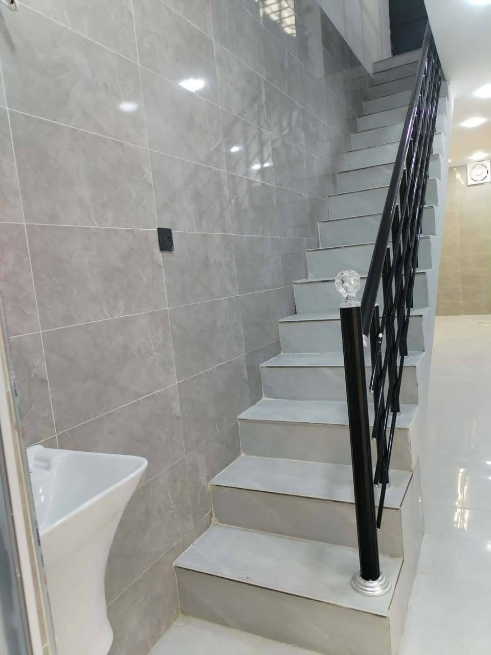 ✅السلام عليكم🌹
🏠دار حديث #للبيع  مساحه 100 متر
بناء زيروا من الطيراز الحديث تسليم #فوري
طابق واحد سند طابو #غرفه وهول #ومطبخ #ومشتملات 
✅منطقه السماح الثانيه مدخل شارع 20
 الفرع الثاني لشارع 20 قرب مدرسه الإمام الزهري 
للإستفسار الاتصال على الرقم *********** متوفر واتساب
*********** ملاحضة الدار  تابع الي وليس لمكتب عقار موصل, نينوى
