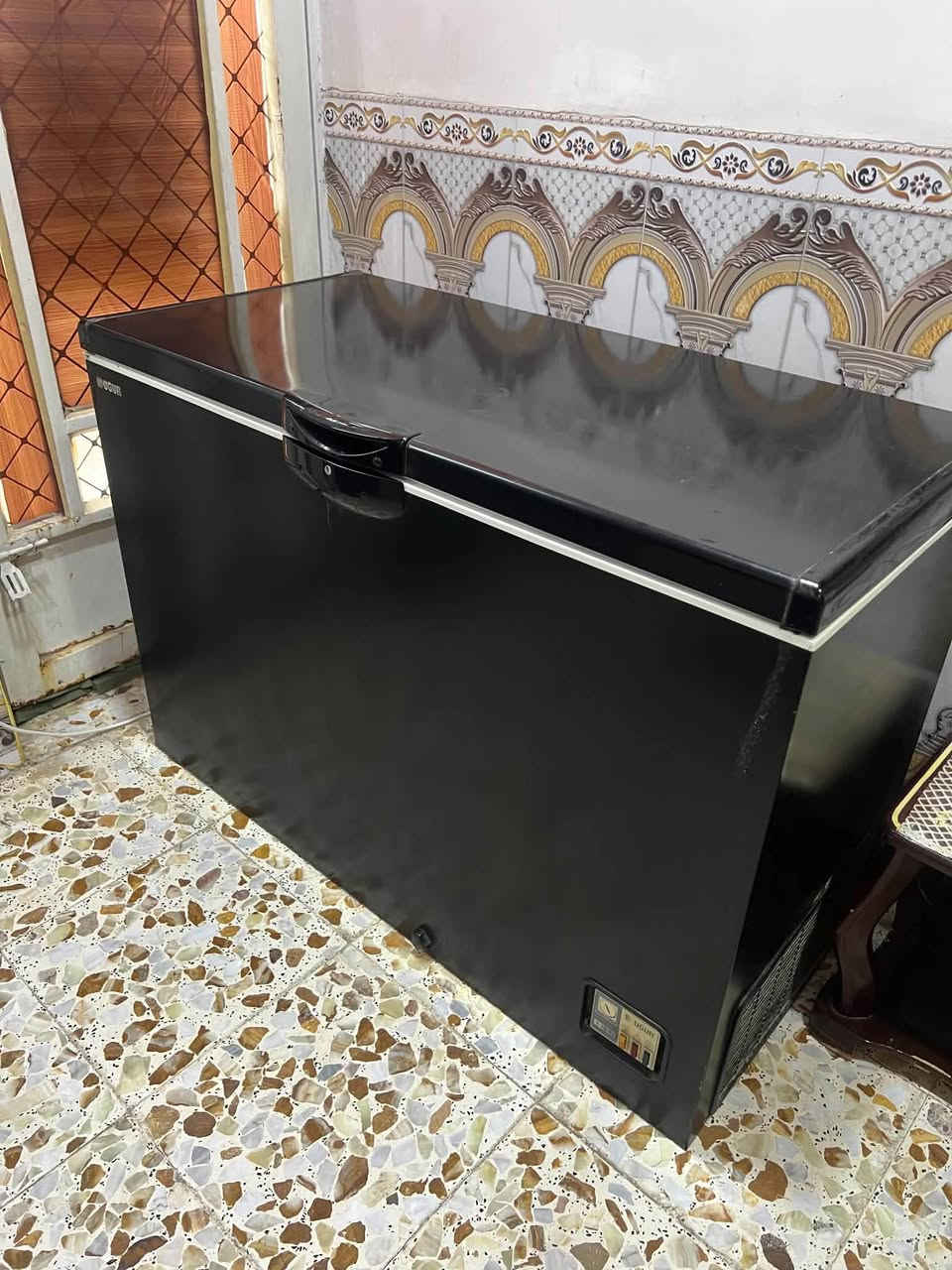 السلام عليكم 
مجمدة فول تجميد وبروده مستخدمه شيء قليل 
طول ١٢٠ عرض٦٠ 
***********
