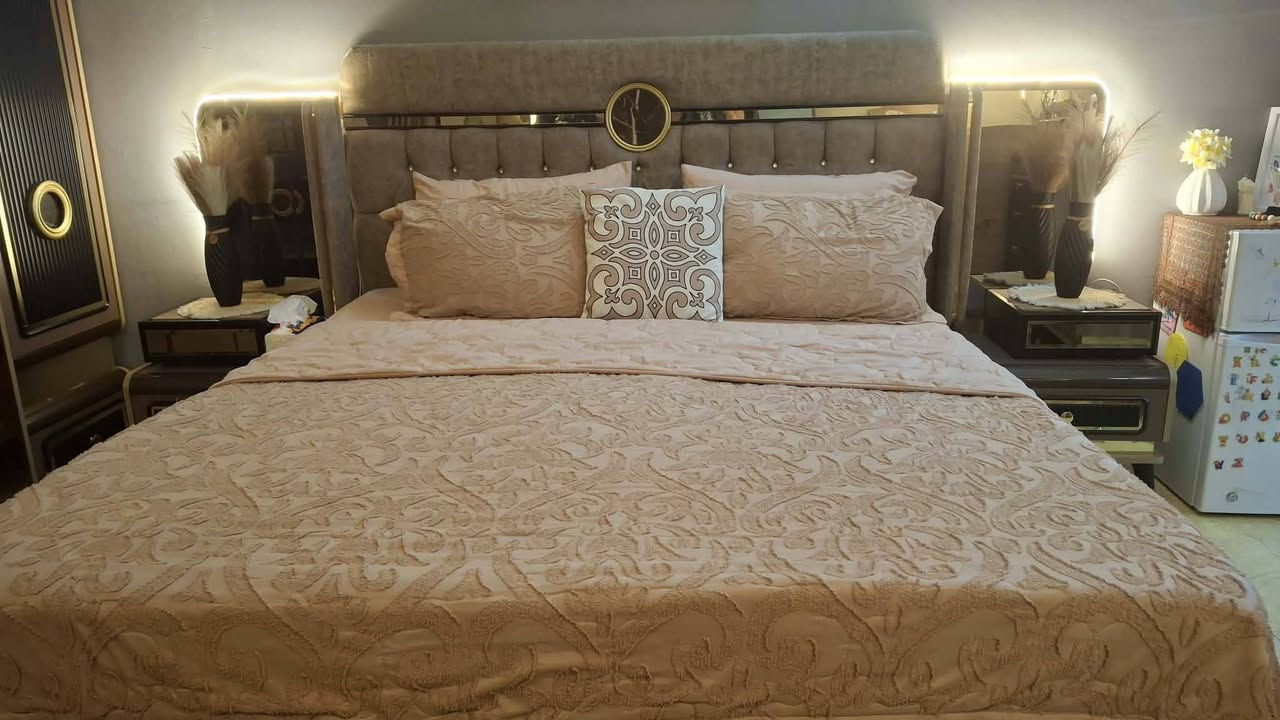 > غرفة نوم تركي اخت الجديد 🛏️
> مستخدمة قليل نظافة 100%
> ليد + مخمل + شغل ثگيل
> بغداد اليرموك 
> السعر [ 750]
