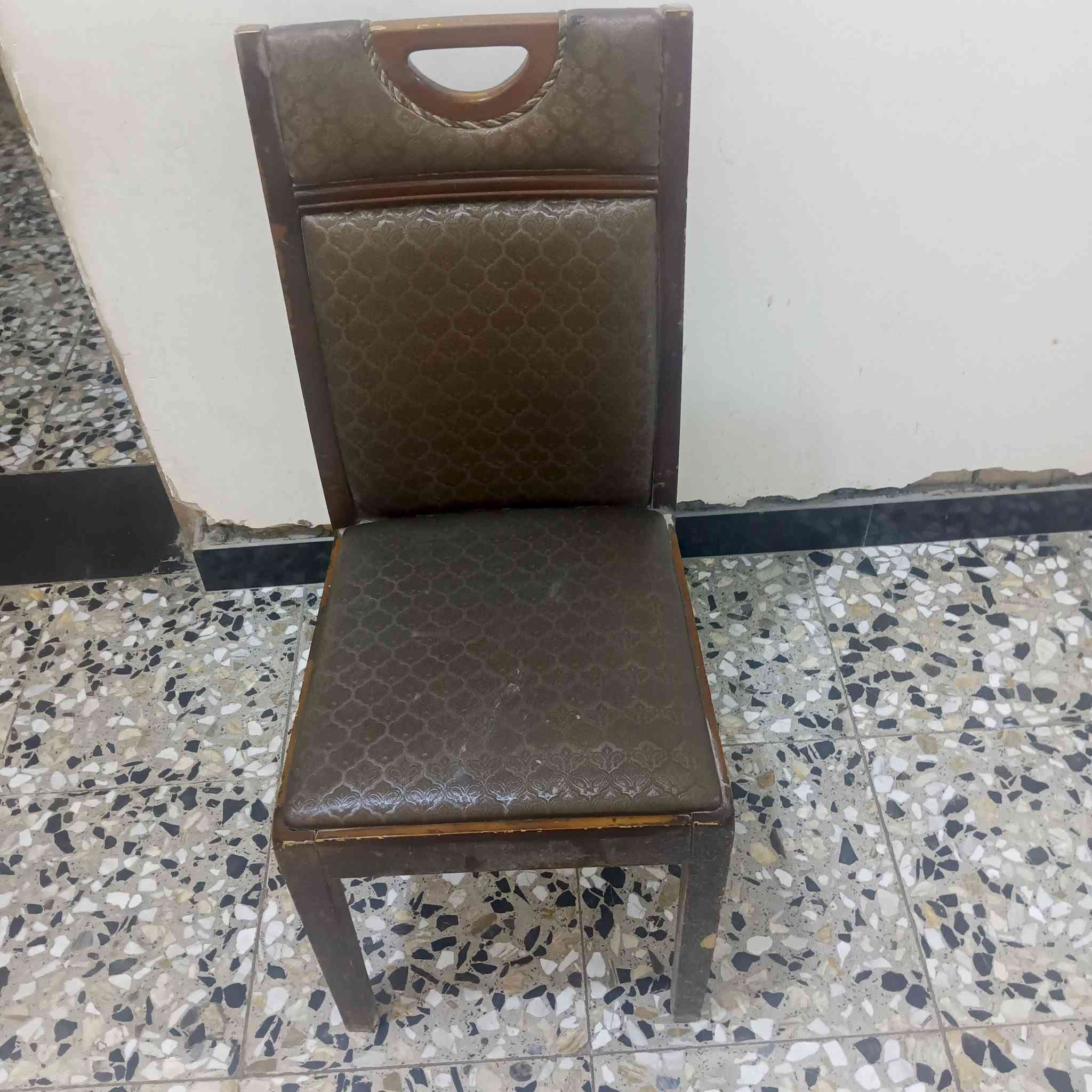 ميز طعام للبيع معا 5 كراسي السعر 25 الرقم تلفون ***********
