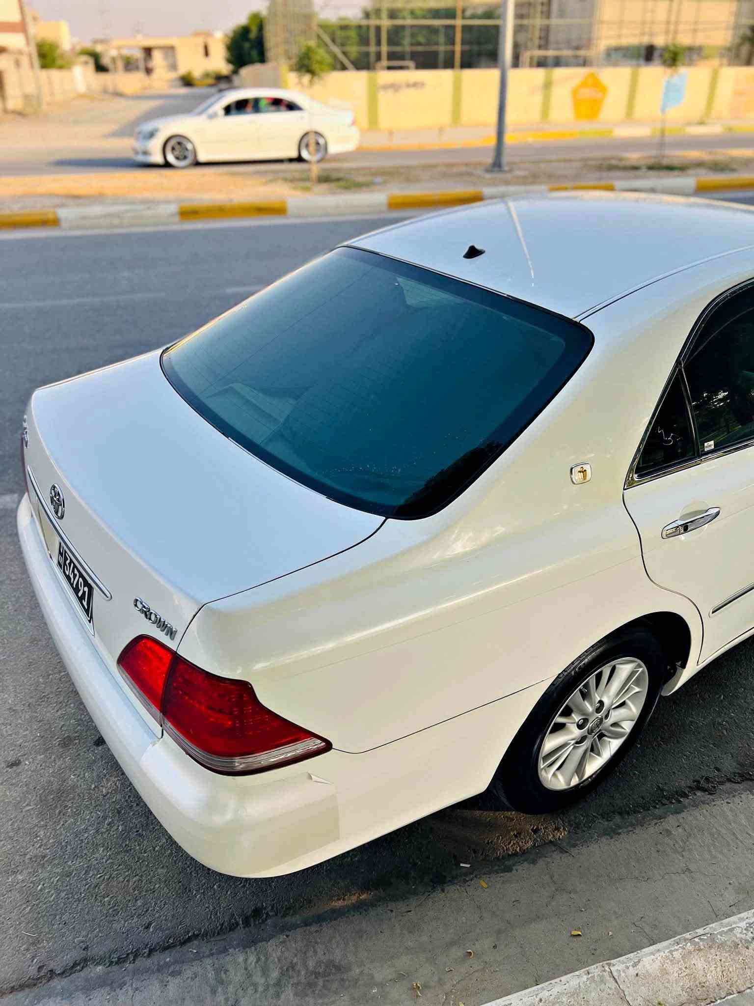 بەناوی خوای گەورە 🤍.
بۆ فرۆشتن شاھینە 2005
بــڕاوە بــڕاوە
كــۆدی ھــەیە ✅.
گــێڕ و مەكینە بــچوك 180 .
2 دوگــمە 
نــاو كــرێمی .
شــاشە و كــامیرە
سارد و گەرم و برێكی بەسراوە
تــەقە و ڕەقە بەشەرت
تازە پێشیم داگرتوە چركەی تیانیە .
تاخمێك تایە و ویلی لۆك لۆك ..
سەیارەكە زۆر جوانە ماشااللە
چاڵ و شوخت و قوپاوی نیە
گەردی نیە سفر سفرە ماشااللە .
سەقف و لاشەی ڕێك وەكو شوشــە وایە .
تابڵێی جوان و بێ مەسروفە سەیارەكە وەك تۆپ وایە
ڕۆنی مەكینە و پاتریم تازە گۆڕیوە.

ھەر ھەمو گیانی بەشەرت ئەفرۆشم
سەقف و كەڤەر و ڕەقەم شاسی بەشەرتە .
ھەر ھەمو شتێكم نوسیوە ڕەحمەتت لێبێت موشتەری نیت سەری كەسمان مەیەشێنە .

لــە كەلارم 
نــرخی 46 گەڵاو مەجالێكی زۆر كەمە ..

***********
